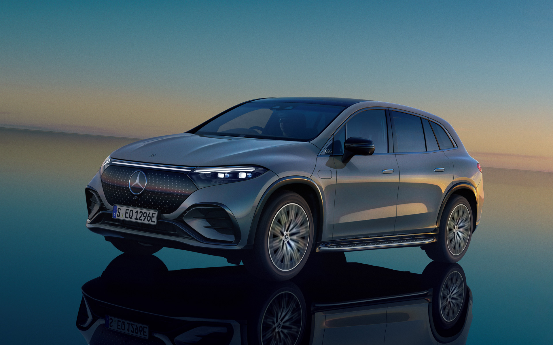 電動パワートレーンの「eATS」を前後アクスルに搭載する2モータータイプの4WDを採用