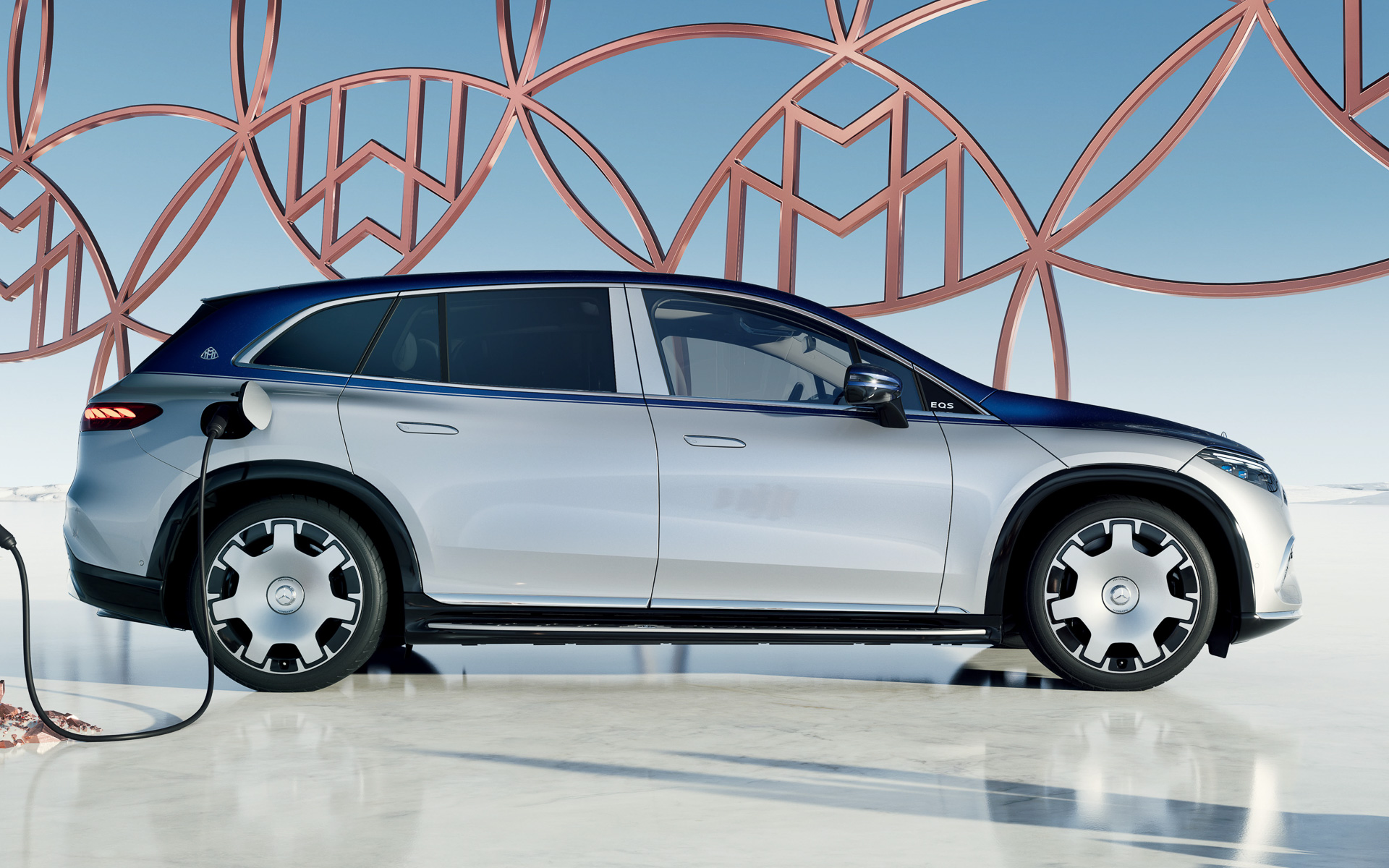 ボディカラーは専用オプションの「ハイテックシルバー/ノーティックブルー」