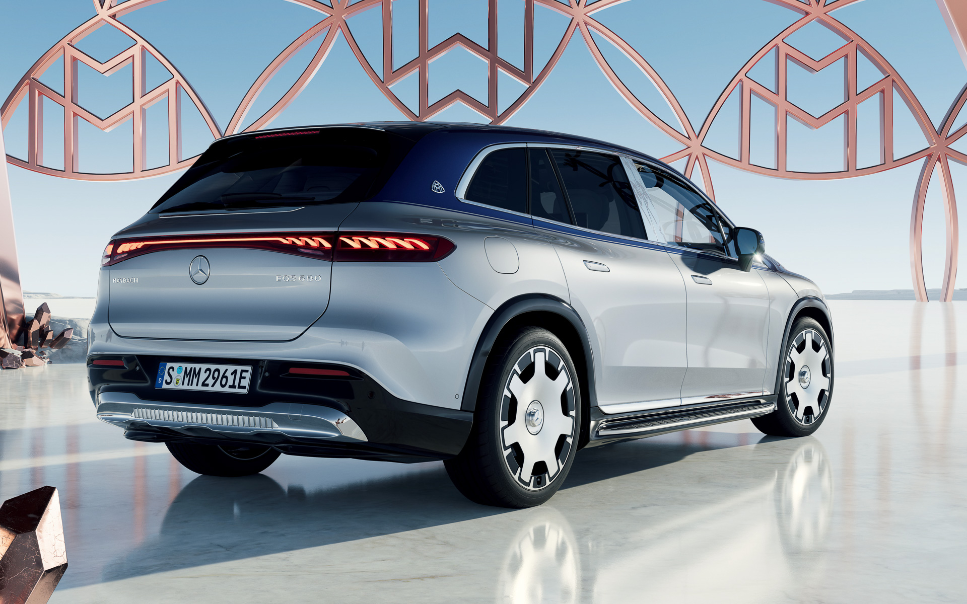 ボディカラーは専用オプションの「ハイテックシルバー/ノーティックブルー」