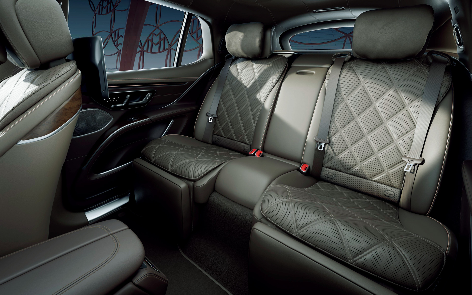 Mercedes-Maybach EQS 680 SUVのインテリア。内装色は「バラオブラウン/エスプレッソブラウン」