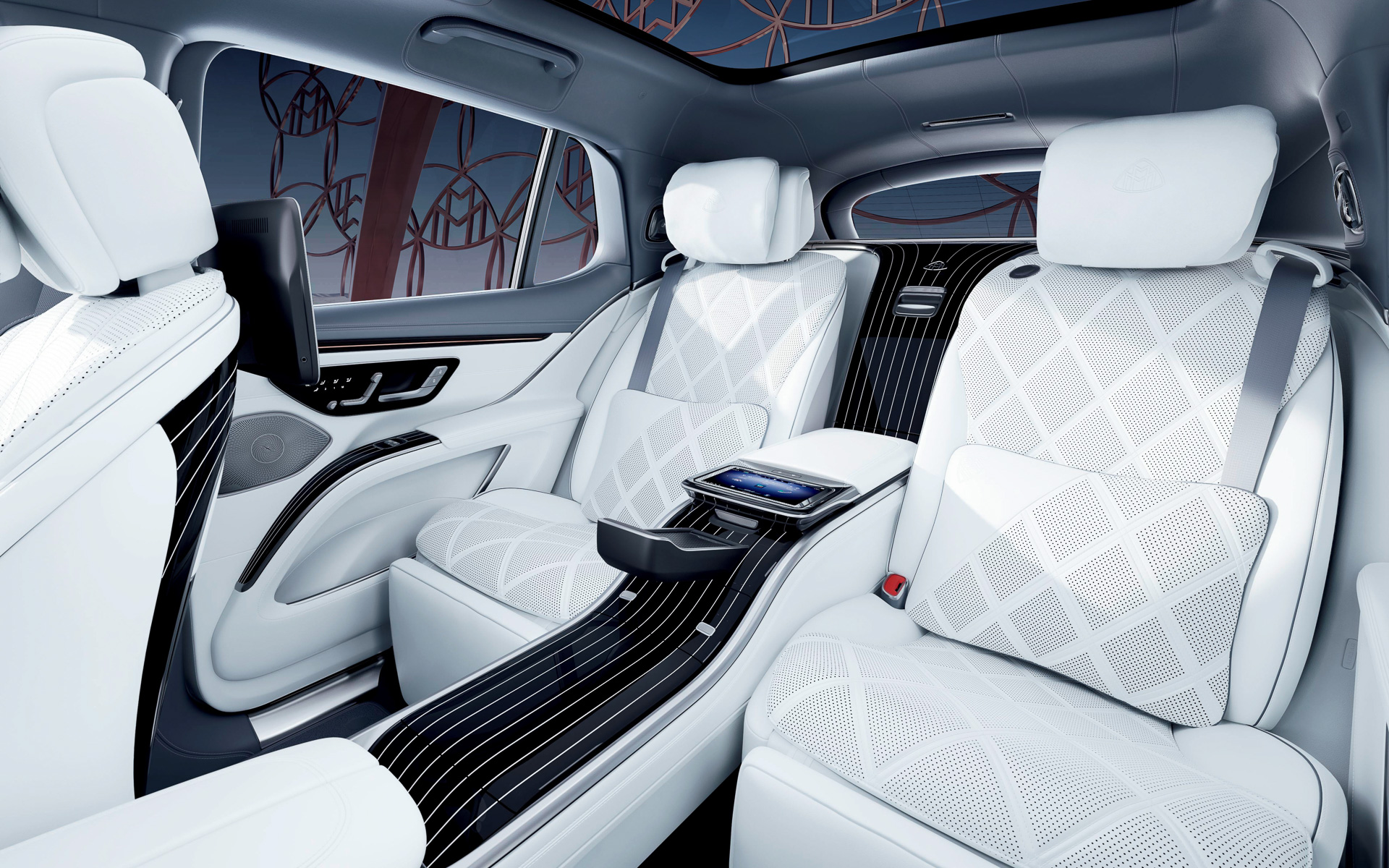 専用オプション「ファーストクラスパッケージ」を選択した場合のインテリア。内装色は「クリスタルホワイト/シルバーグレー」