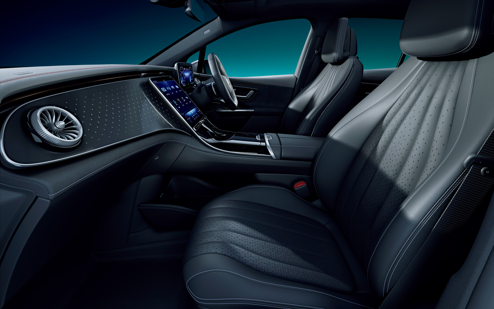 EQE 350 4MATIC SUVは本革表皮のコンフォートシートを標準装備