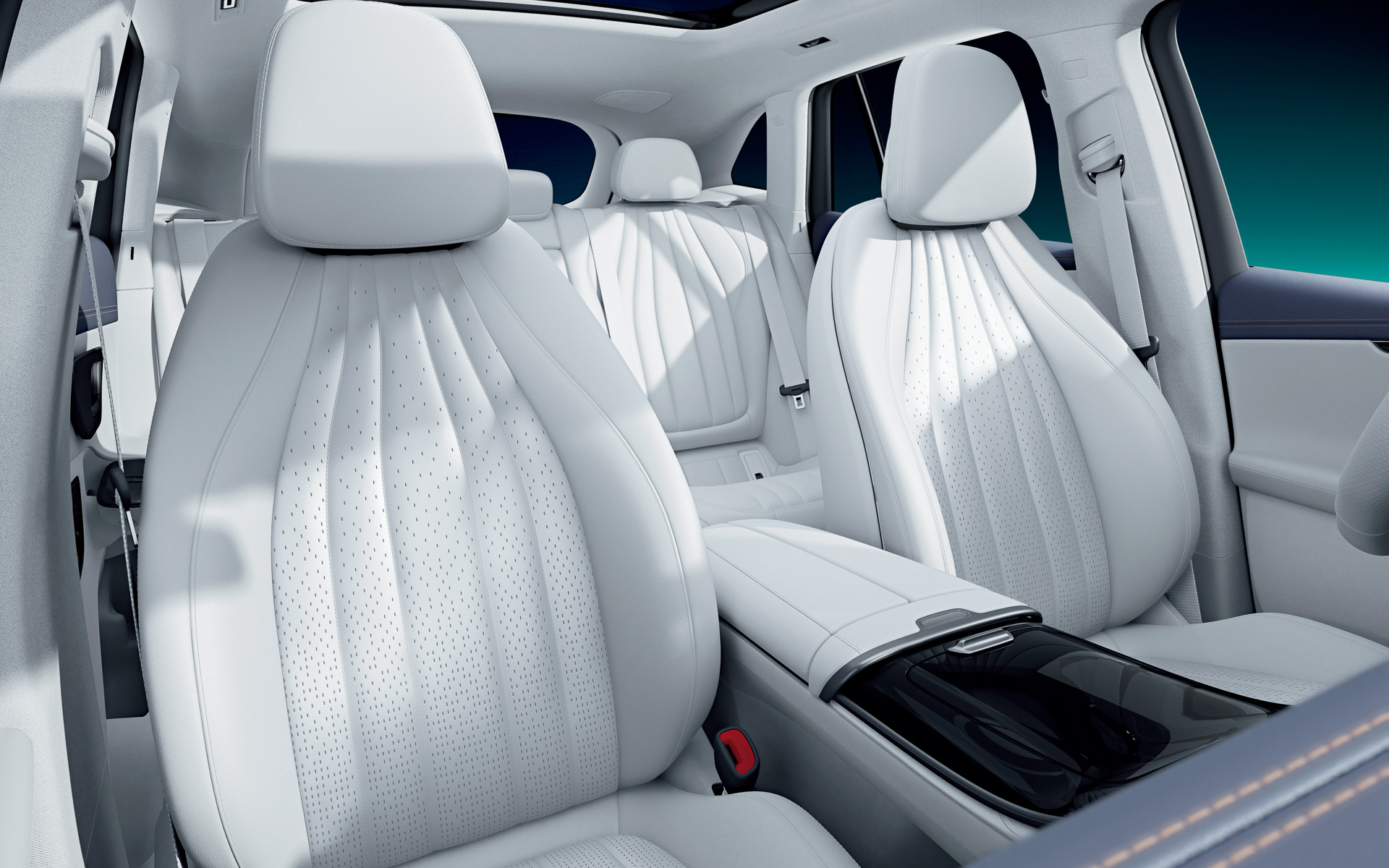 「パノラミックスライディングルーフ」は全車標準装備となる