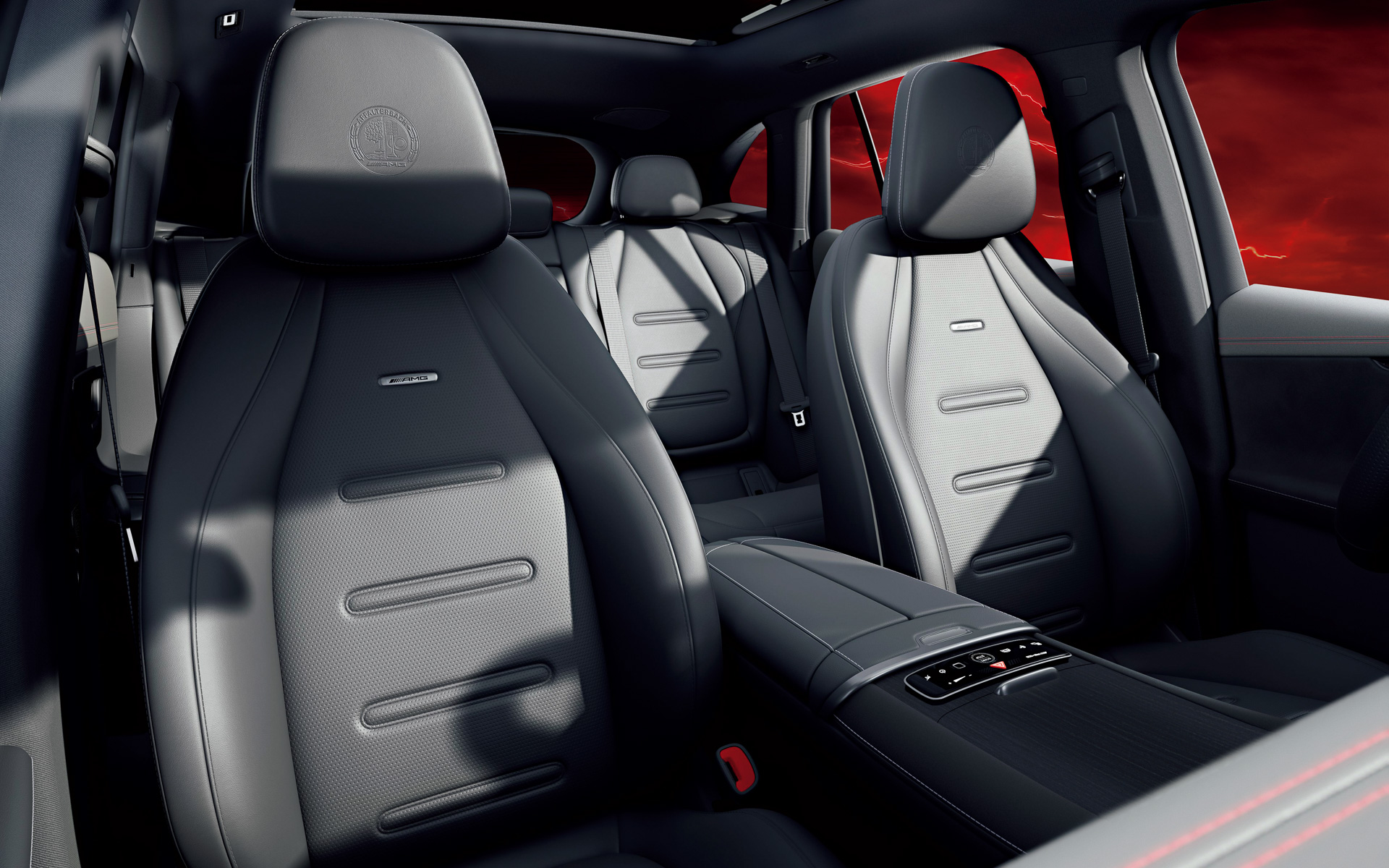 Mercedes-AMG EQE 53 4MATIC＋ SUVはナッパレザー表皮のスポーツシートを装着