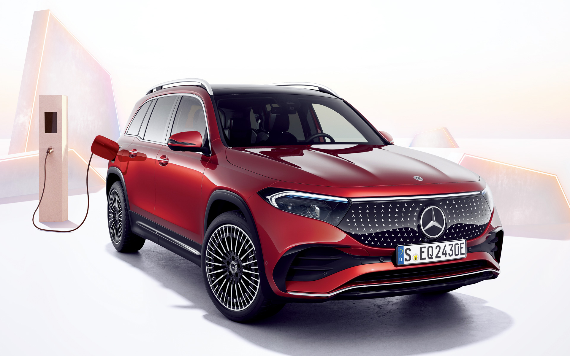 2024年6月の大幅改良で駆動用バッテリの容量が70.5kWhに拡大。一充電走行距離（WLTCモード）も最大557kmになった