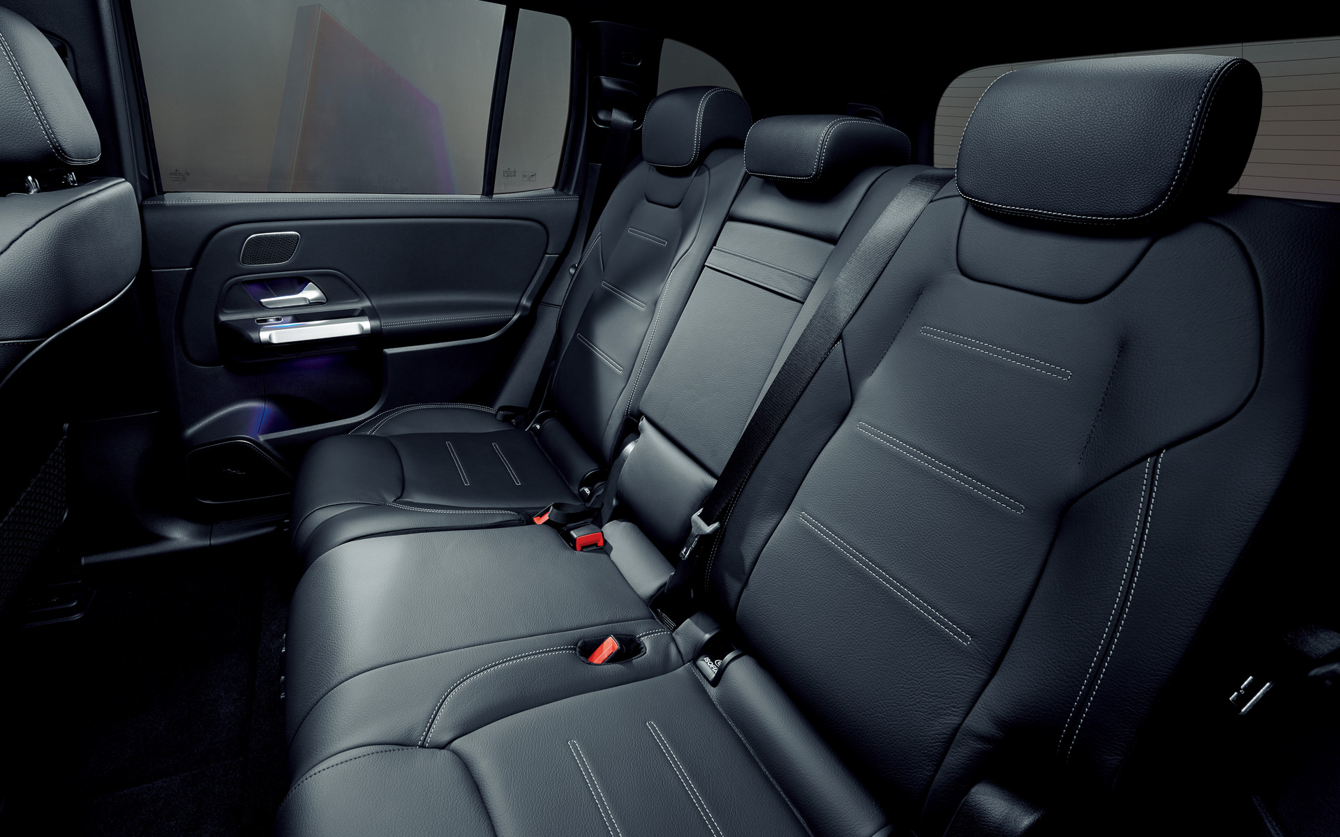 7人乗車可能な3列シートを装着。2列目、3列目のシートは背もたれを前方に倒してフラットなラゲッジスペースを生み出すことが可能