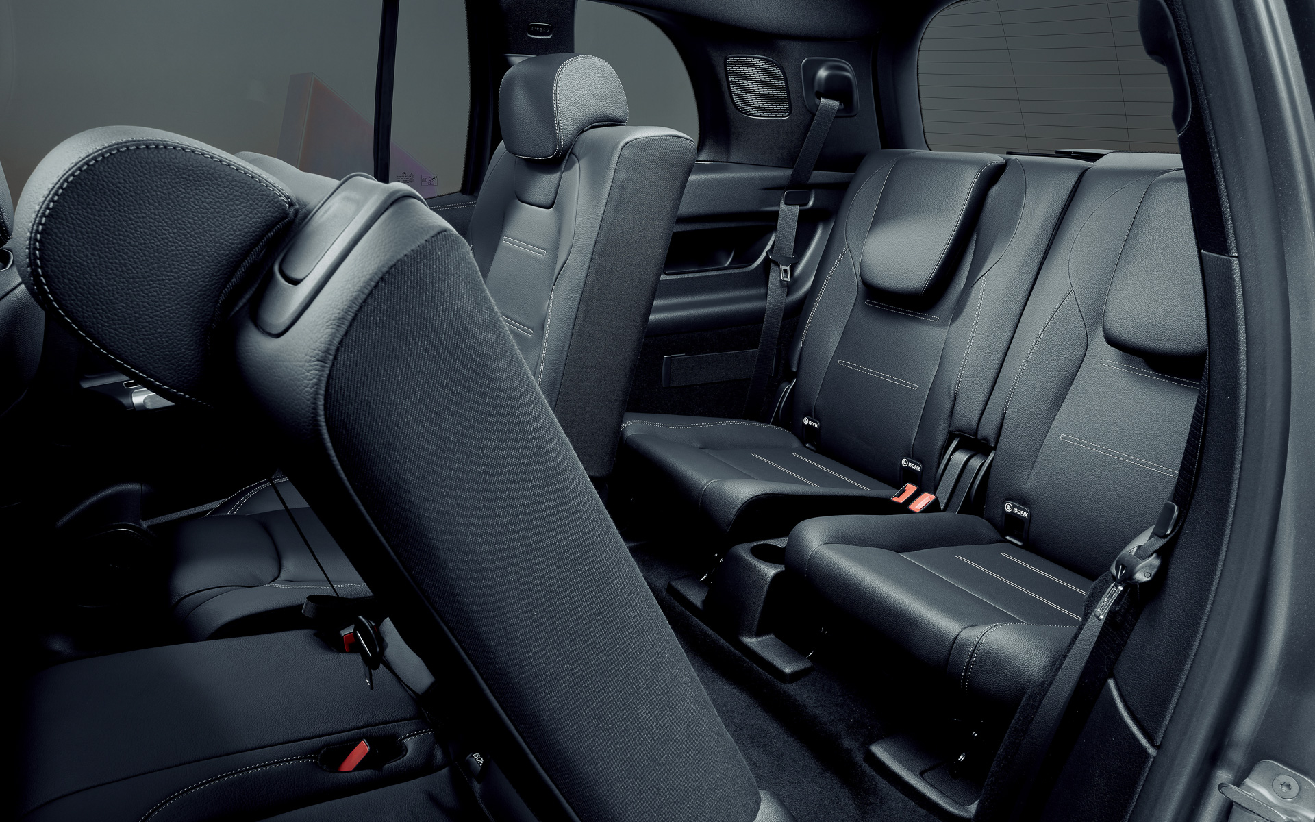 7人乗車可能な3列シートを装着。2列目、3列目のシートは背もたれを前方に倒してフラットなラゲッジスペースを生み出すことが可能