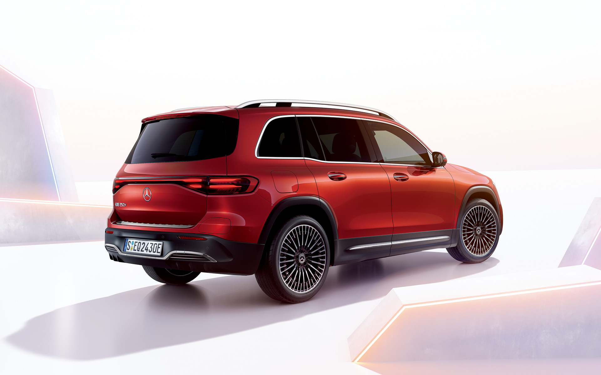 「EQB 250＋」の外観。ボディカラーは有償色の「MANUFAKTUR パタゴニアレッド」