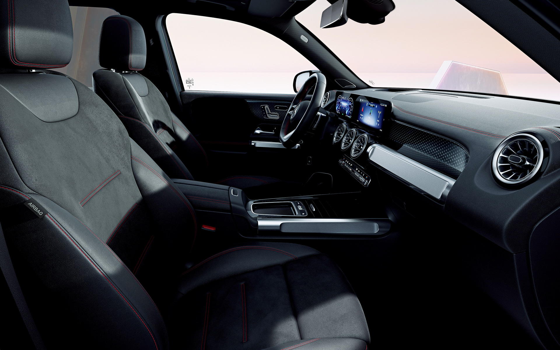 オプション設定の「AMGラインパッケージ」装着車のインテリア。「パノラミックスライディングルーフ」は全車にオプション設定