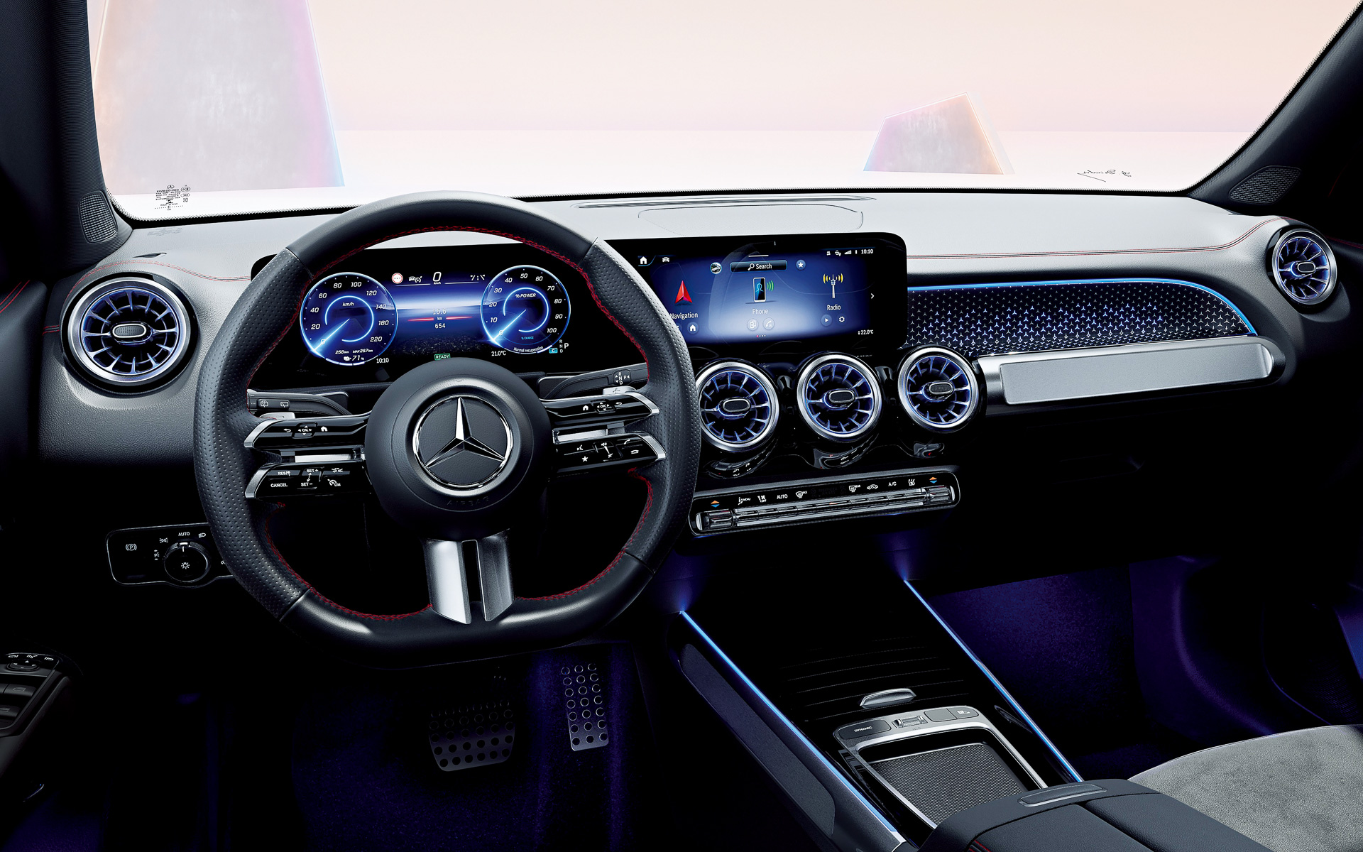 オプション設定の「AMGラインパッケージ」装着車のインテリア。「パノラミックスライディングルーフ」は全車にオプション設定