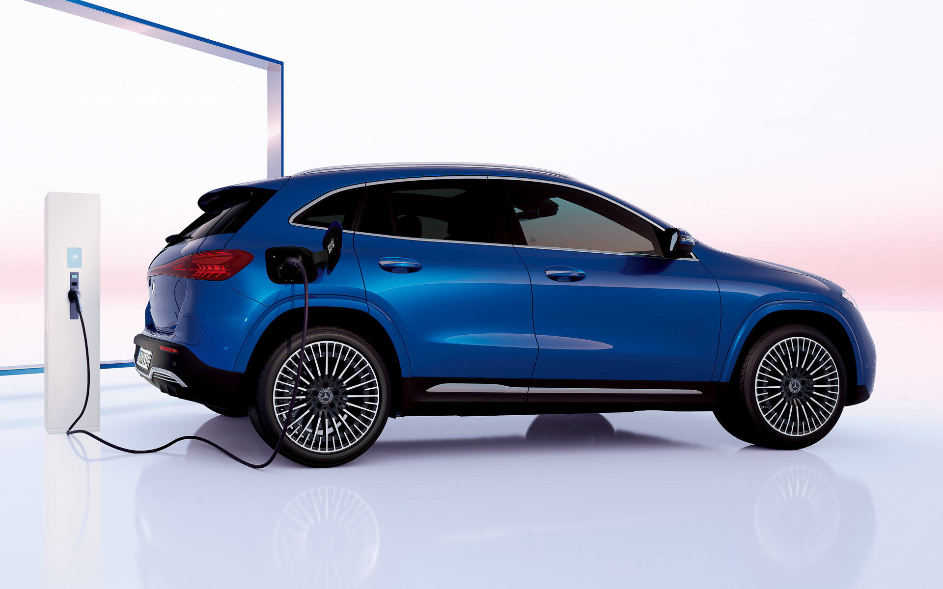 搭載する「EM0026型」モーターは最高出力140kW（190PS）/3550-7000rpm、最大トルク385Nm/0-3550rpmを発生。一充電走行距離（WLTCモード）は591km