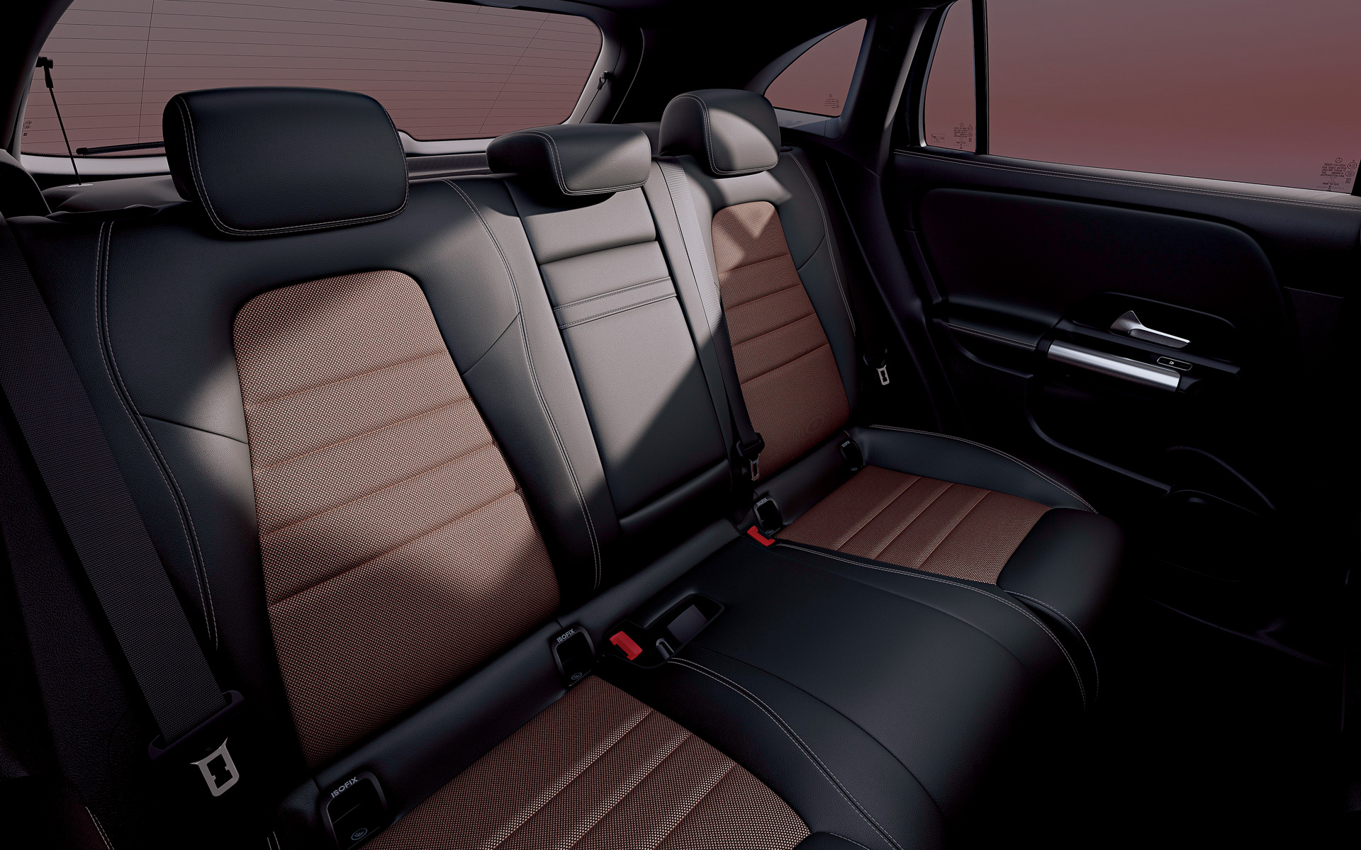 リアシートは4：2：4分割の可倒式タイプ。荷室容量（VDA方式）は340～1320L