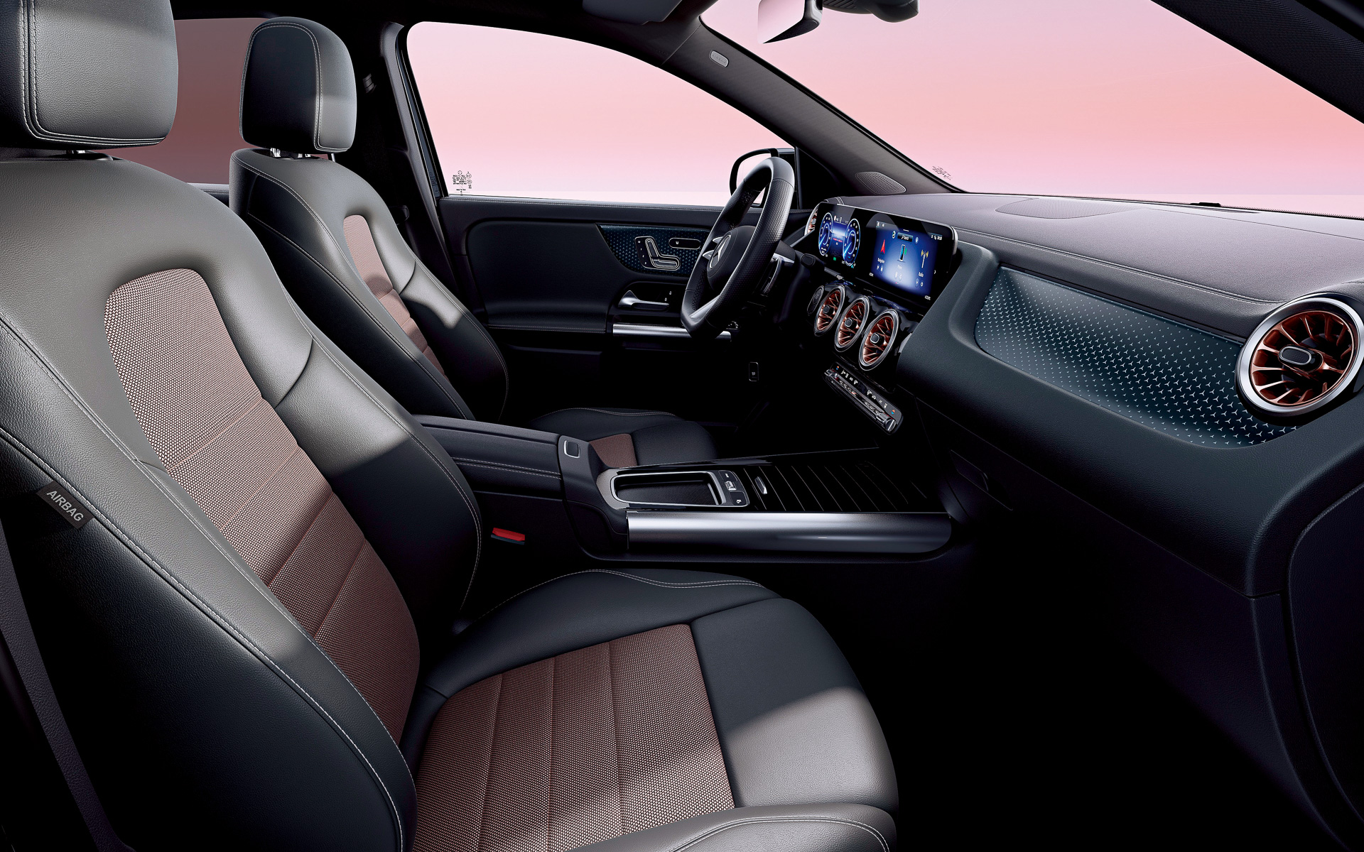 シート表皮は標準装備のレザーARTICO/ファブリック（左）のほか、本革（右）やレザーARTICO/MICROCUT（レザー調ファブリック）などもセットオプションで用意されている