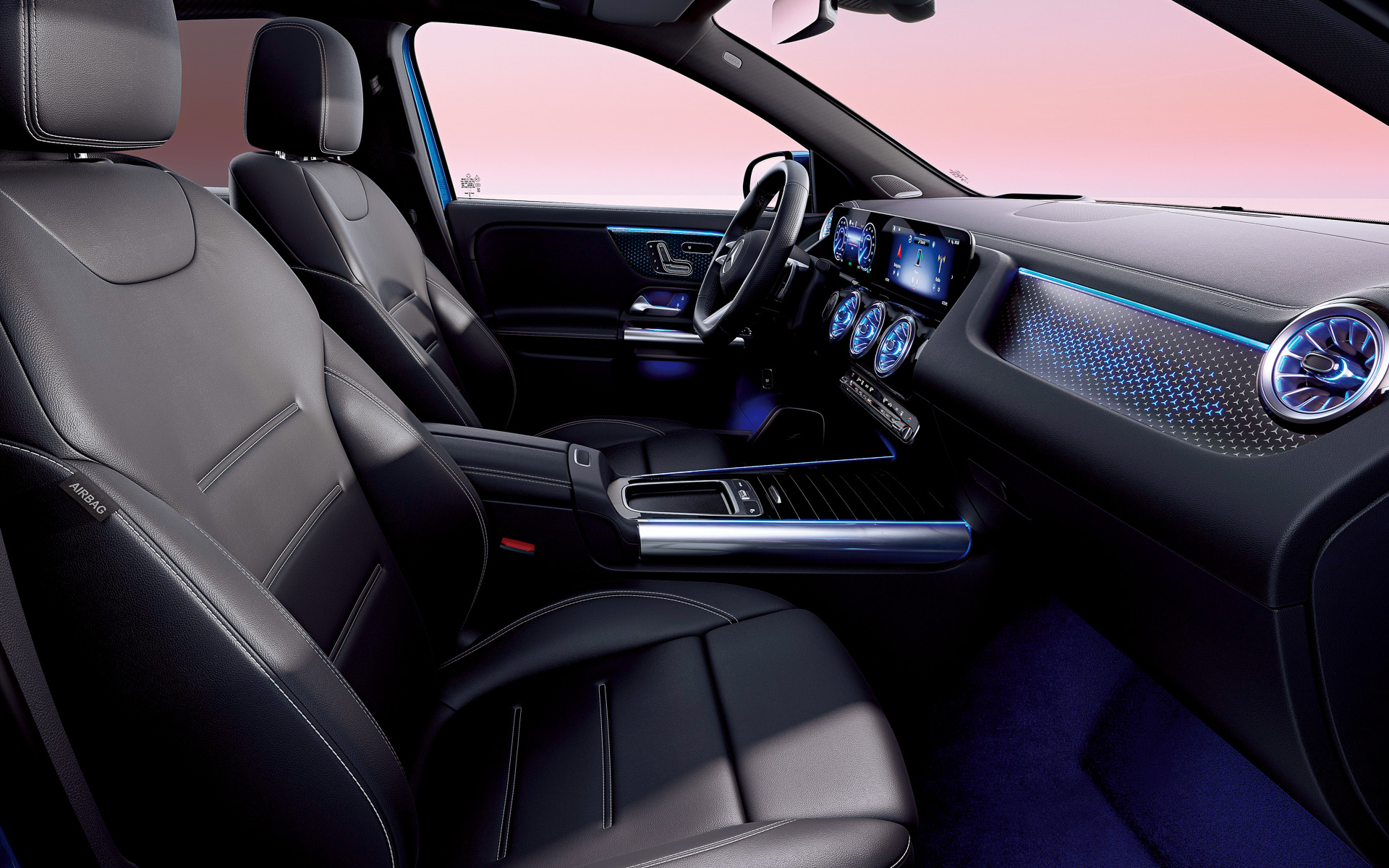 シート表皮は標準装備のレザーARTICO/ファブリック（左）のほか、本革（右）やレザーARTICO/MICROCUT（レザー調ファブリック）などもセットオプションで用意されている