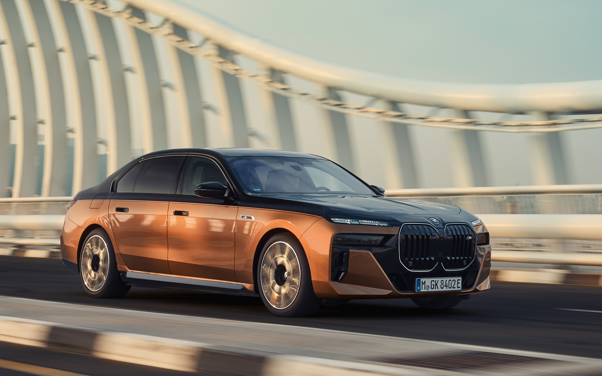 i7 xDrive60はシステムトータルで最高出力485kW（659PS）、最大トルク1015Nmを発生。0-100km/h加速タイムで3.7秒を実現しつつ、一充電走行距離は570kmを確保する