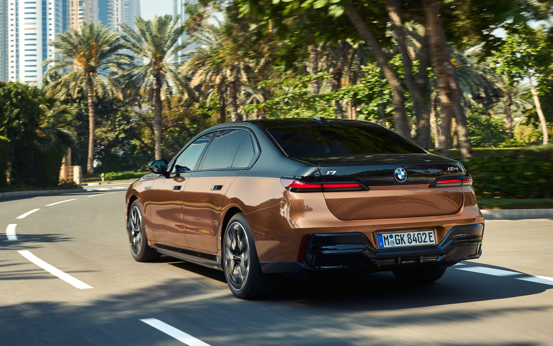 i7 xDrive60はシステムトータルで最高出力485kW（659PS）、最大トルク1015Nmを発生。0-100km/h加速タイムで3.7秒を実現しつつ、一充電走行距離は570kmを確保する