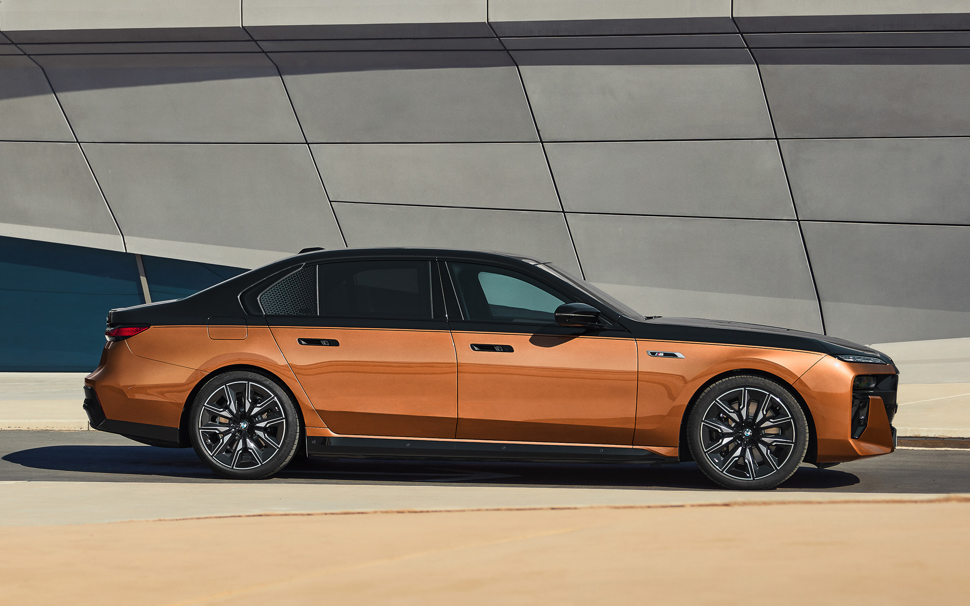 新型7シリーズは全モデルでロングホイールベース仕様を採用し、ボディサイズは5390×1950×1545mm（全長×全幅×全高）、ホイールベースは3215mm