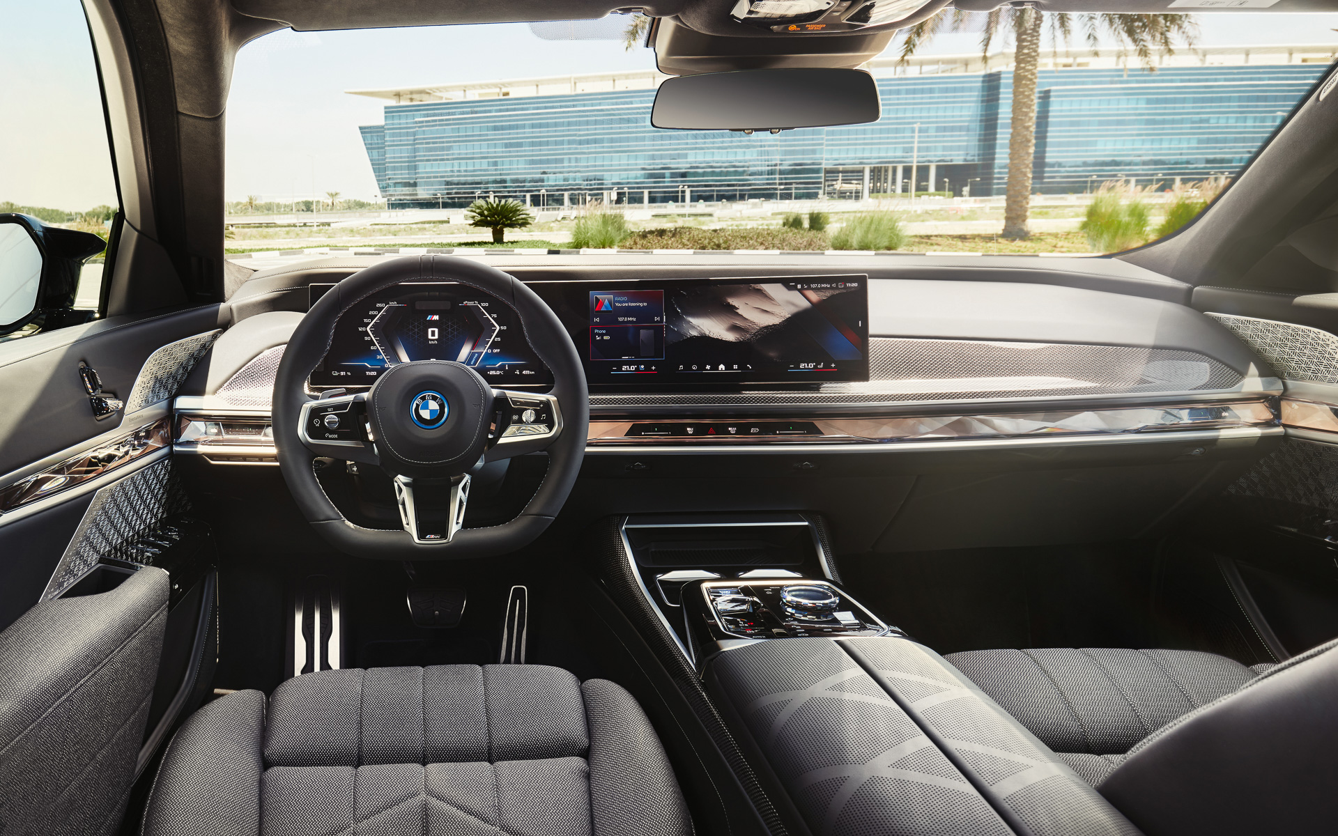 インパネ上に12.3インチのメーターパネルと14.9インチのコントロール・ディスプレイを一体化した「BMW カーブド・ディスプレイ」を設置