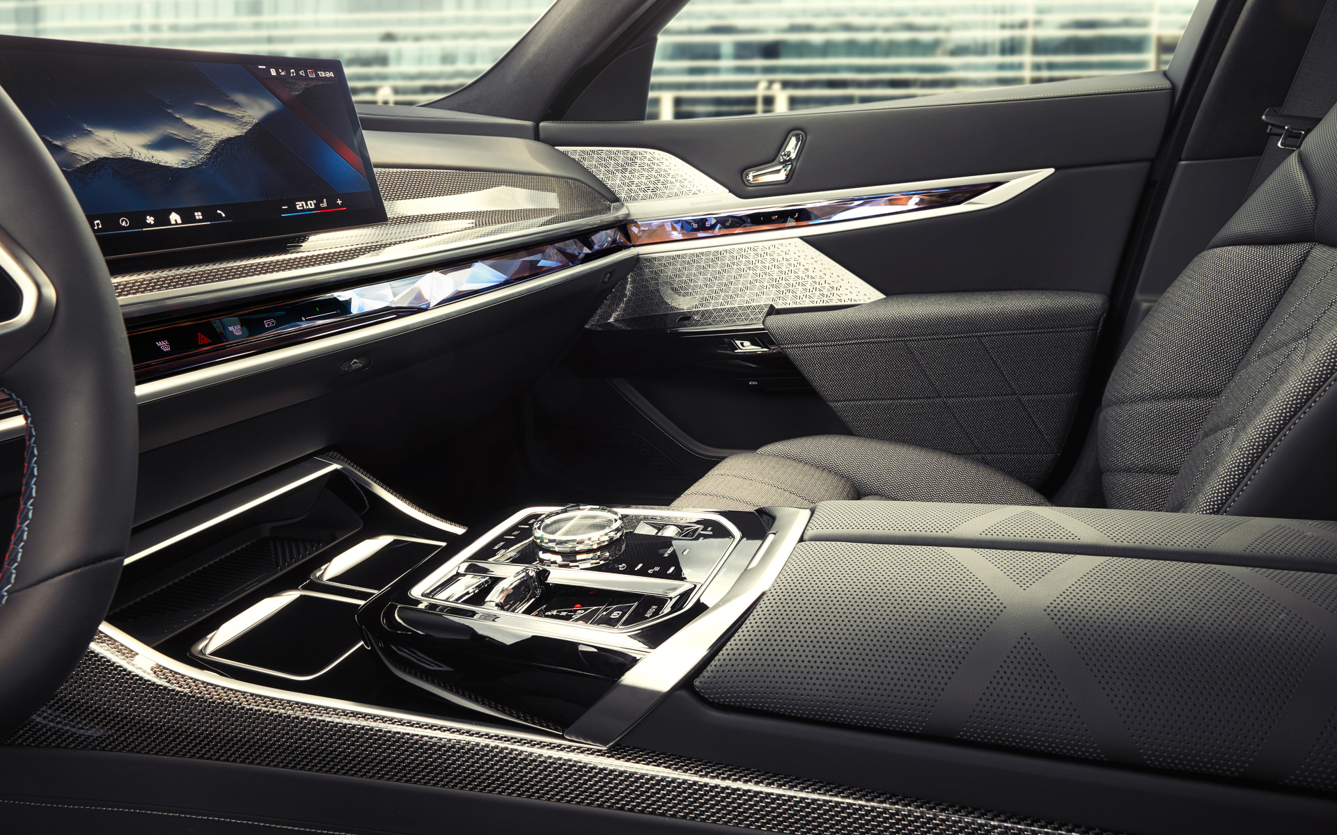 センターコンソールにはシフトセレクターのほかにクリスタルを使ったダイヤル式スイッチを備え、周囲に「クラフテッド・クリスタル・フィニッシュ」を施している