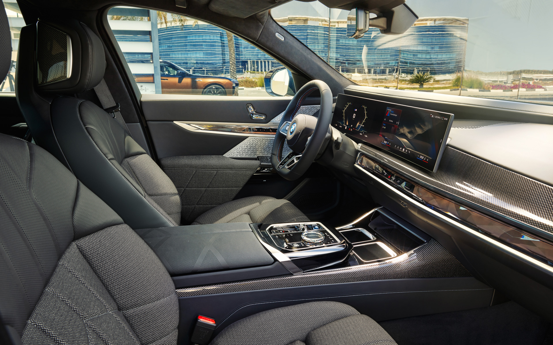 広い後席空間を持つラグジュアリーBEVだが、「インテグレイテッド・アクティブ・ステアリング」などの装備で運転の楽しさもしっかりと強化している