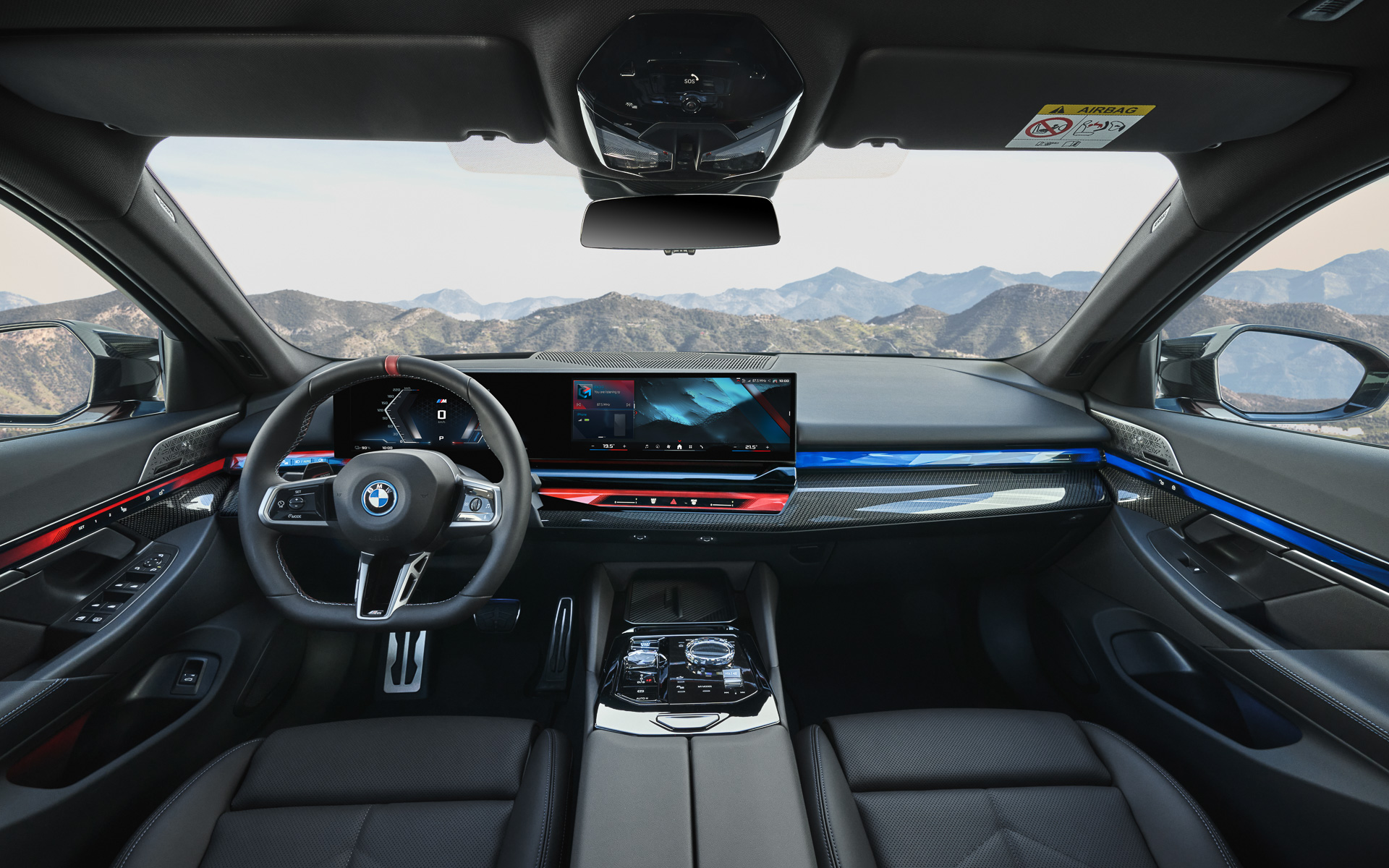 5シリーズでも12.3インチのメーターパネルと14.9インチのコントロール・ディスプレイを一体化した「BMW カーブド・ディスプレイ」を採用