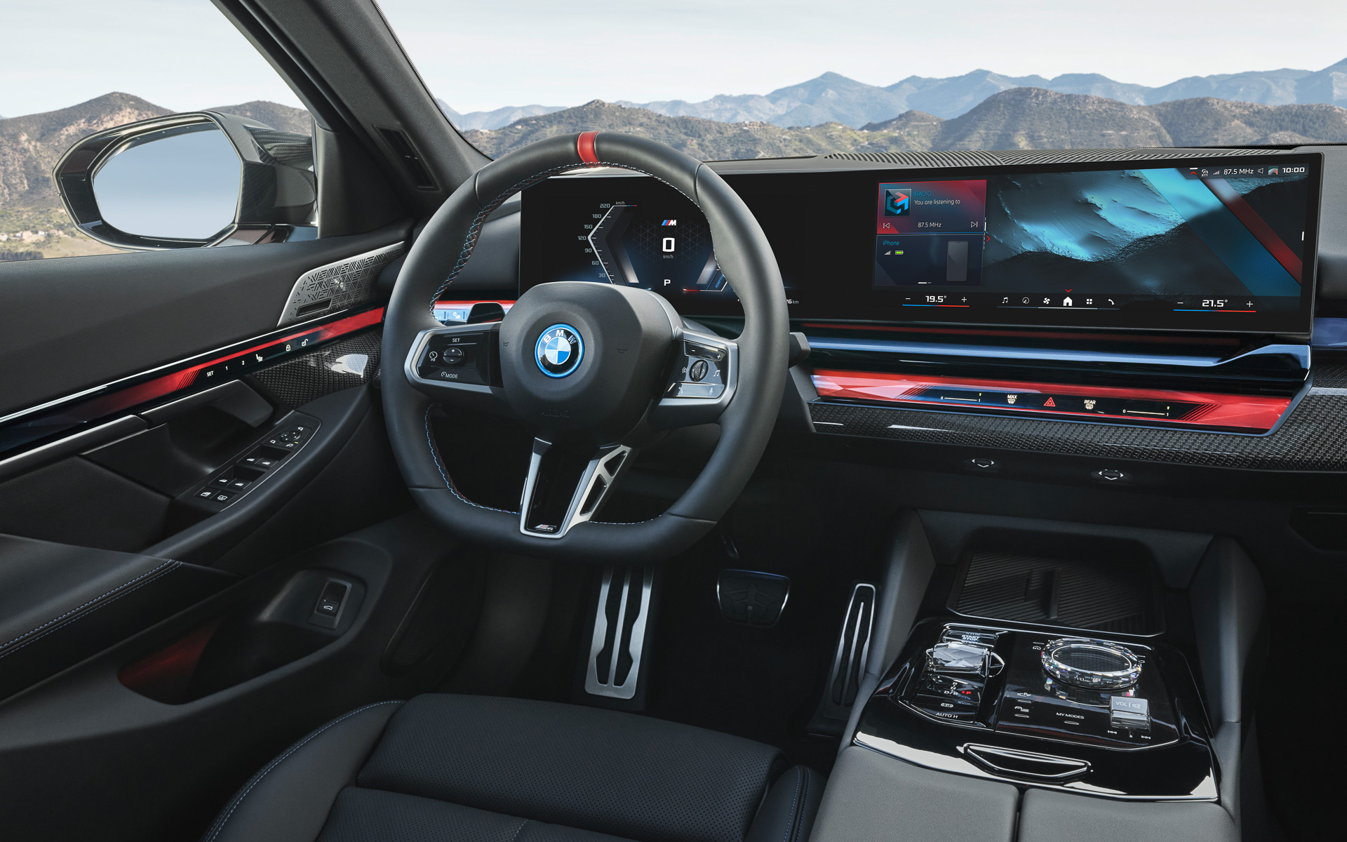 D型形状のステアリングやインテリアトリムの表皮に植物を主原料にした人工皮革「ヴェガンザ」を採用