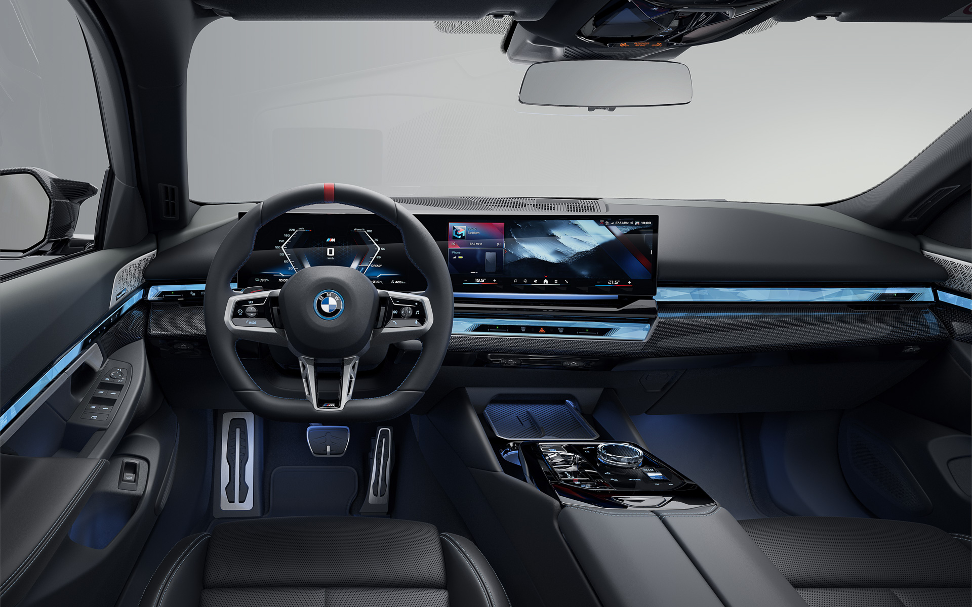 インパネ中央からドアトリムを立体的なクリスタルで連続させる「BMW インタラクション・バー」を標準装備