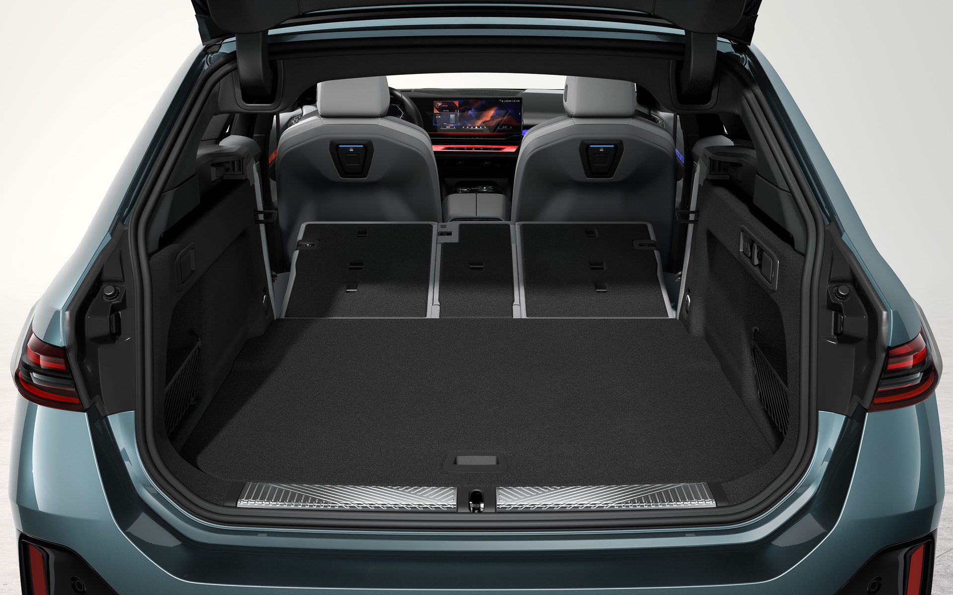 i5 ツーリングのラゲッジスペース容量は570～1700L