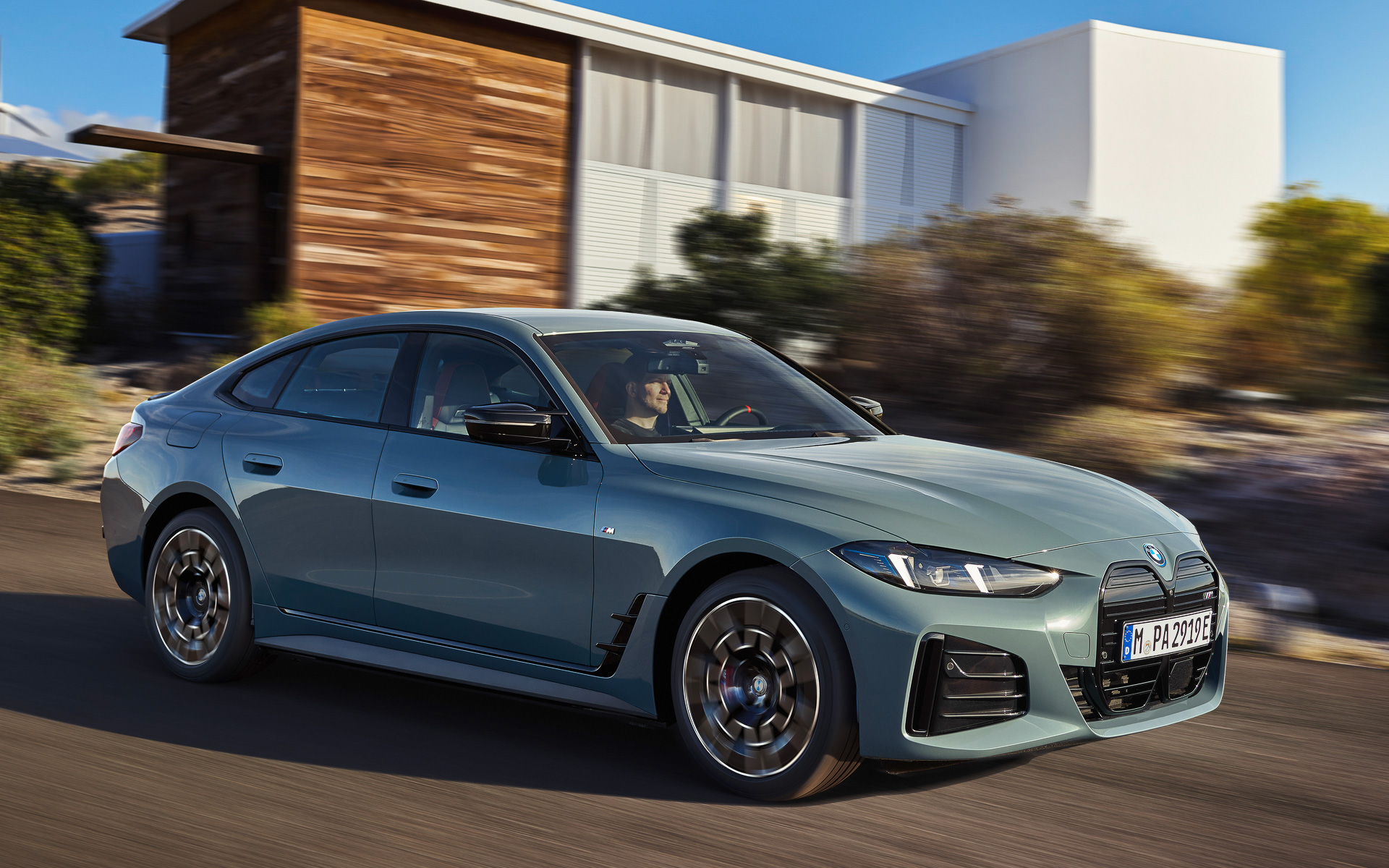 4ドアクーペ「4シリーズ グラン クーペ」の走行性能を継承。eDrive40 M Sportの一充電走行距離（WLTCモード）は595km