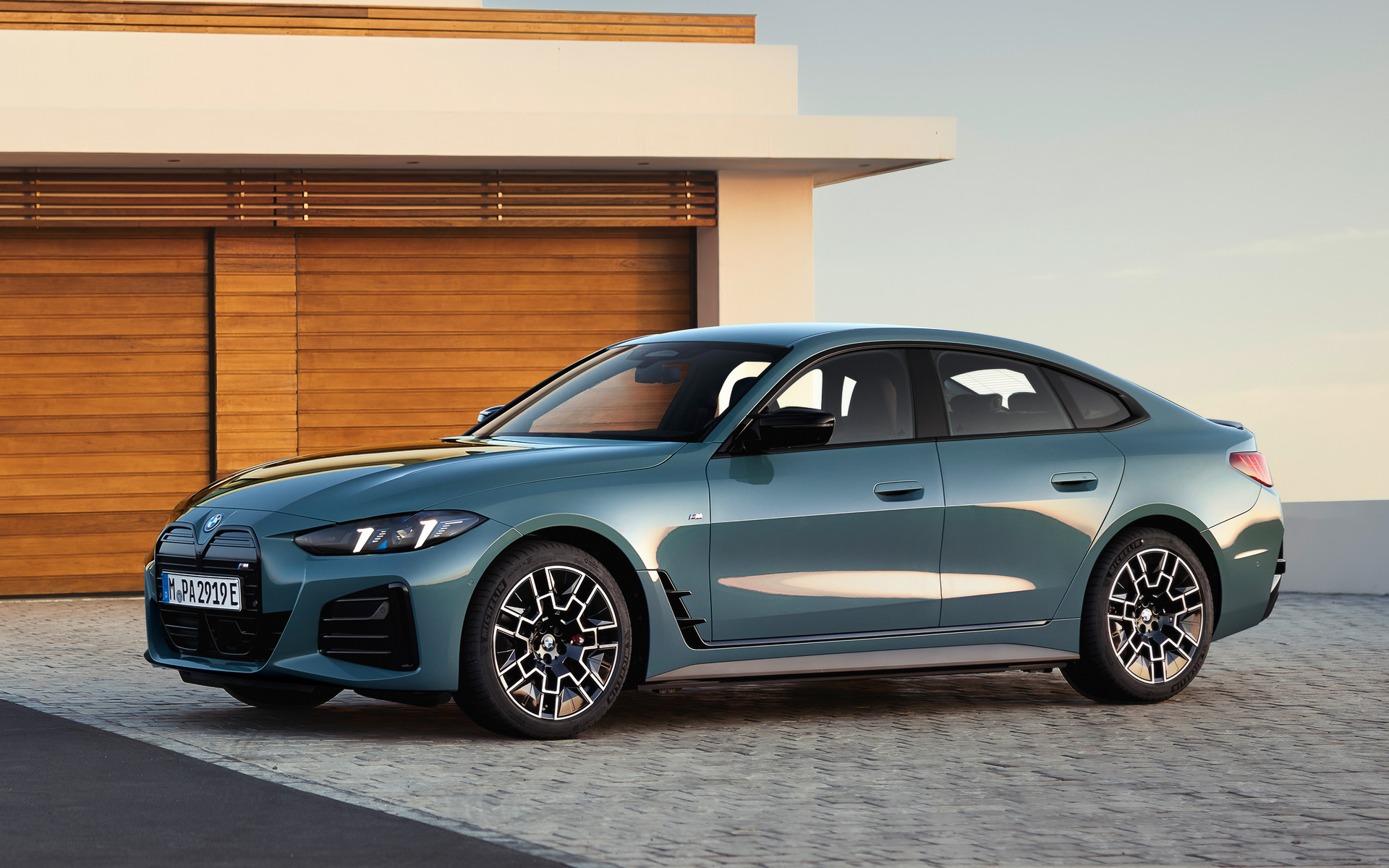 大型化された縦型キドニー・グリルは空力性能を向上させるため、内側がパネルタイプとなっている