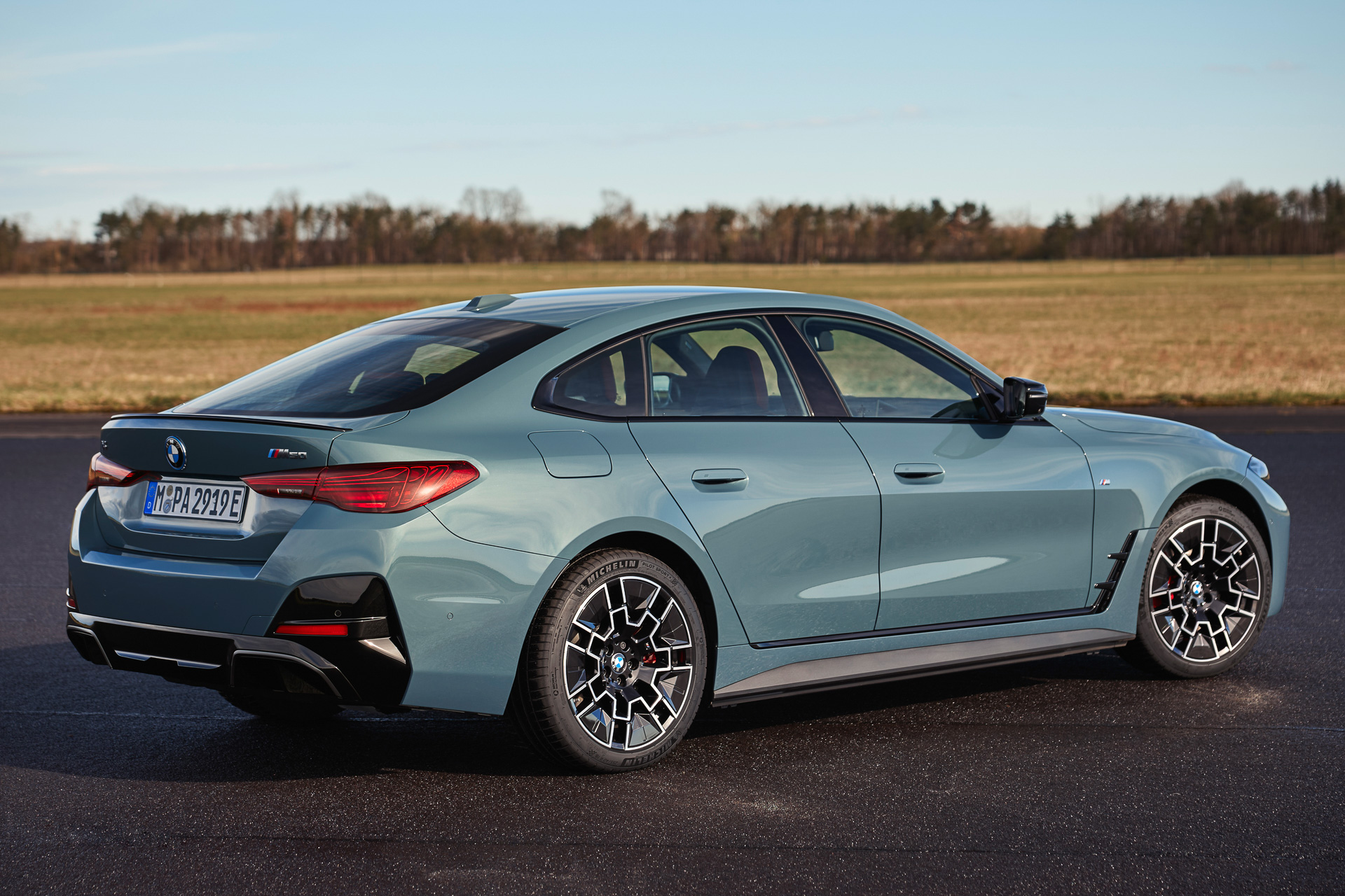 4シリーズ グラン クーペではエキゾーストパイプが出ている部分をディフューザーとして活用し、エアロダイナミクスを高めている