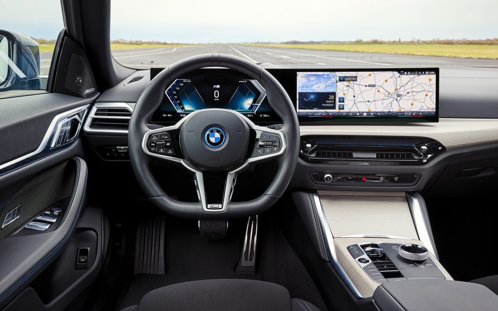 12.3インチのメーターパネルと14.9インチのコントロール・ディスプレイを一体化した「カーブド・ディスプレイ」をインテリアで採用