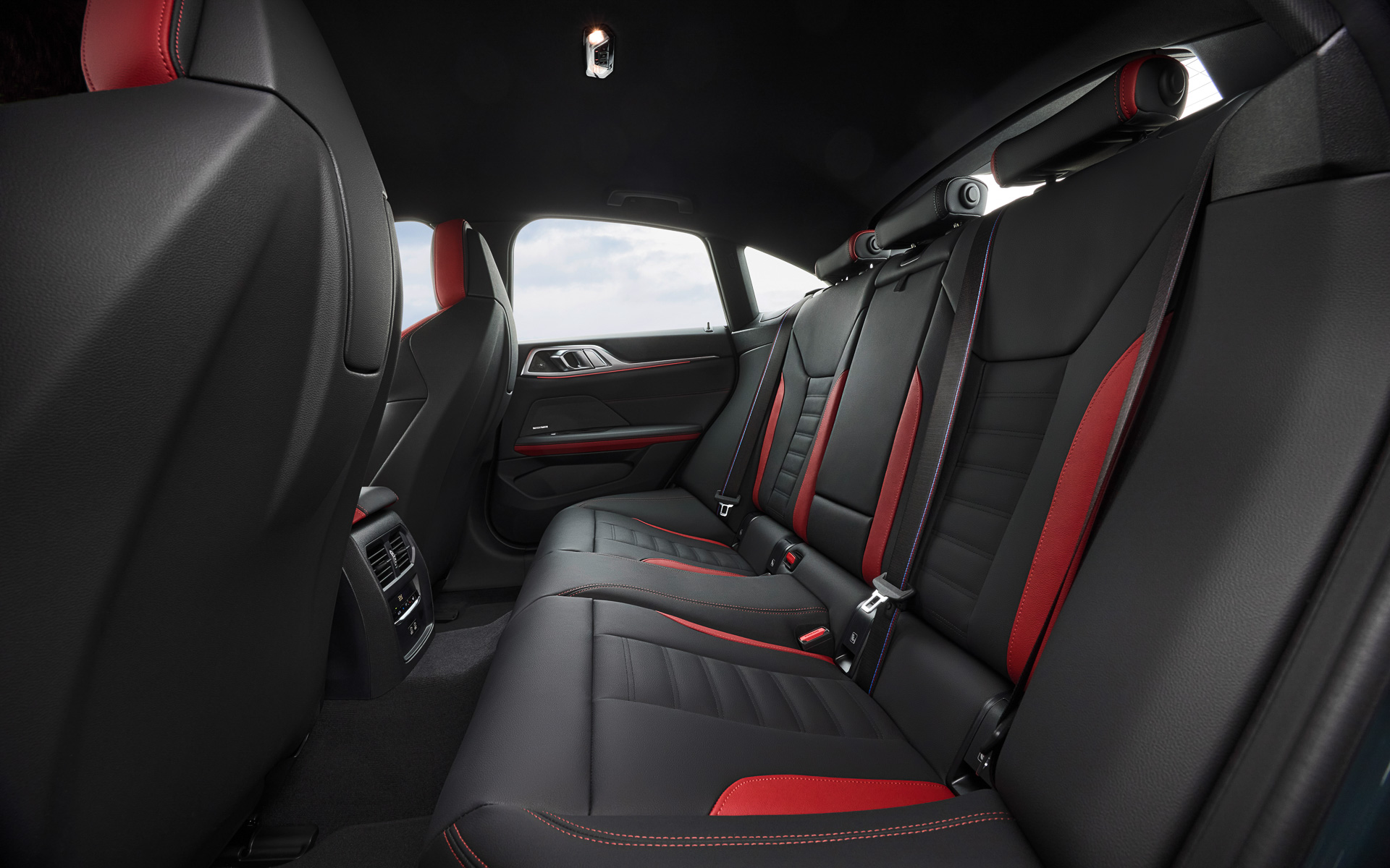 リアシートには40：20：40分割可倒式の「スルーローディング・システム」を採用