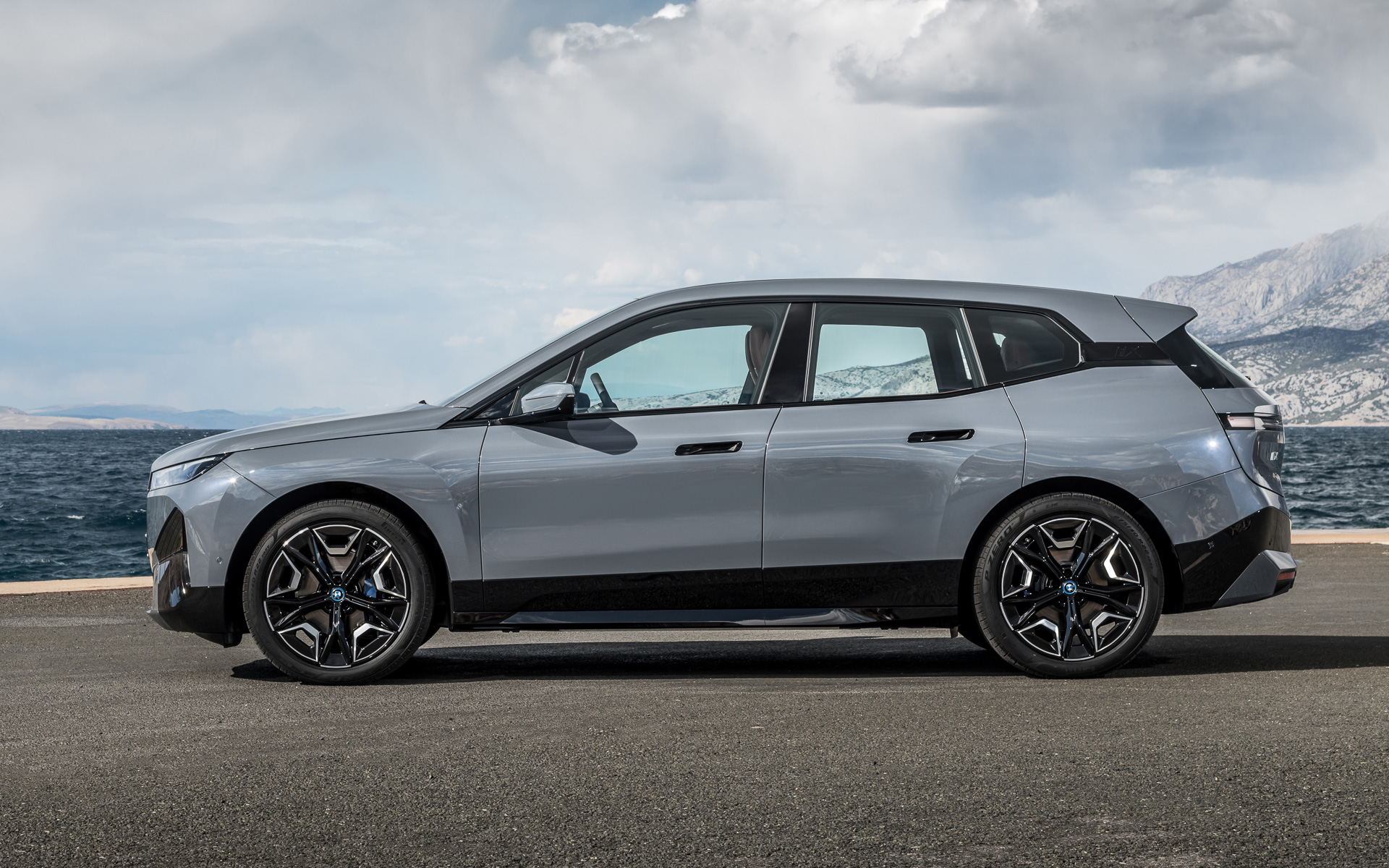 “大胆でモダン、最小限”をコンセプトにデザインされた外観を採用。ボディサイズは4955×1965×1695mm（全長×全幅×全高）でホイールベースは3000mm