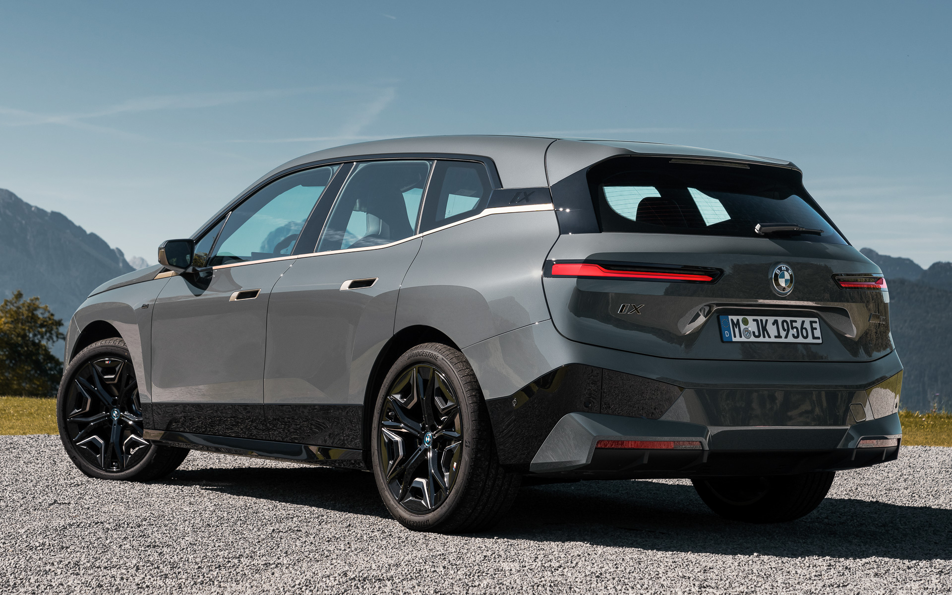 “大胆でモダン、最小限”をコンセプトにデザインされた外観を採用。ボディサイズは4955×1965×1695mm（全長×全幅×全高）でホイールベースは3000mm