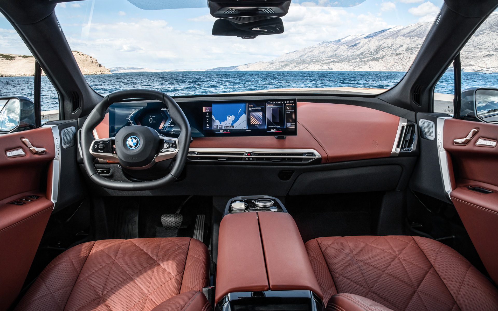 メーターパネルとコントロールディスプレイを一体化した「カーブドディスプレイ」を採用。個性的な六角形のステアリングホイールも標準装備する