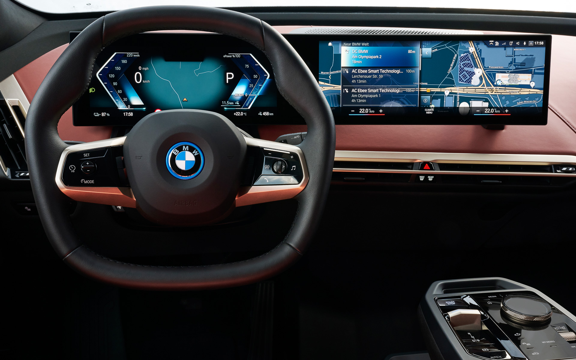 メーターパネルとコントロールディスプレイを一体化した「カーブドディスプレイ」を採用。個性的な六角形のステアリングホイールも標準装備する