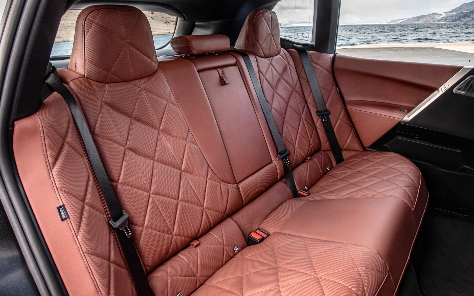 40：20：40分割可倒式の「スルーローディング・システム」を備えるリアシートを採用し、ラゲッジスペース容量は500L～1750L