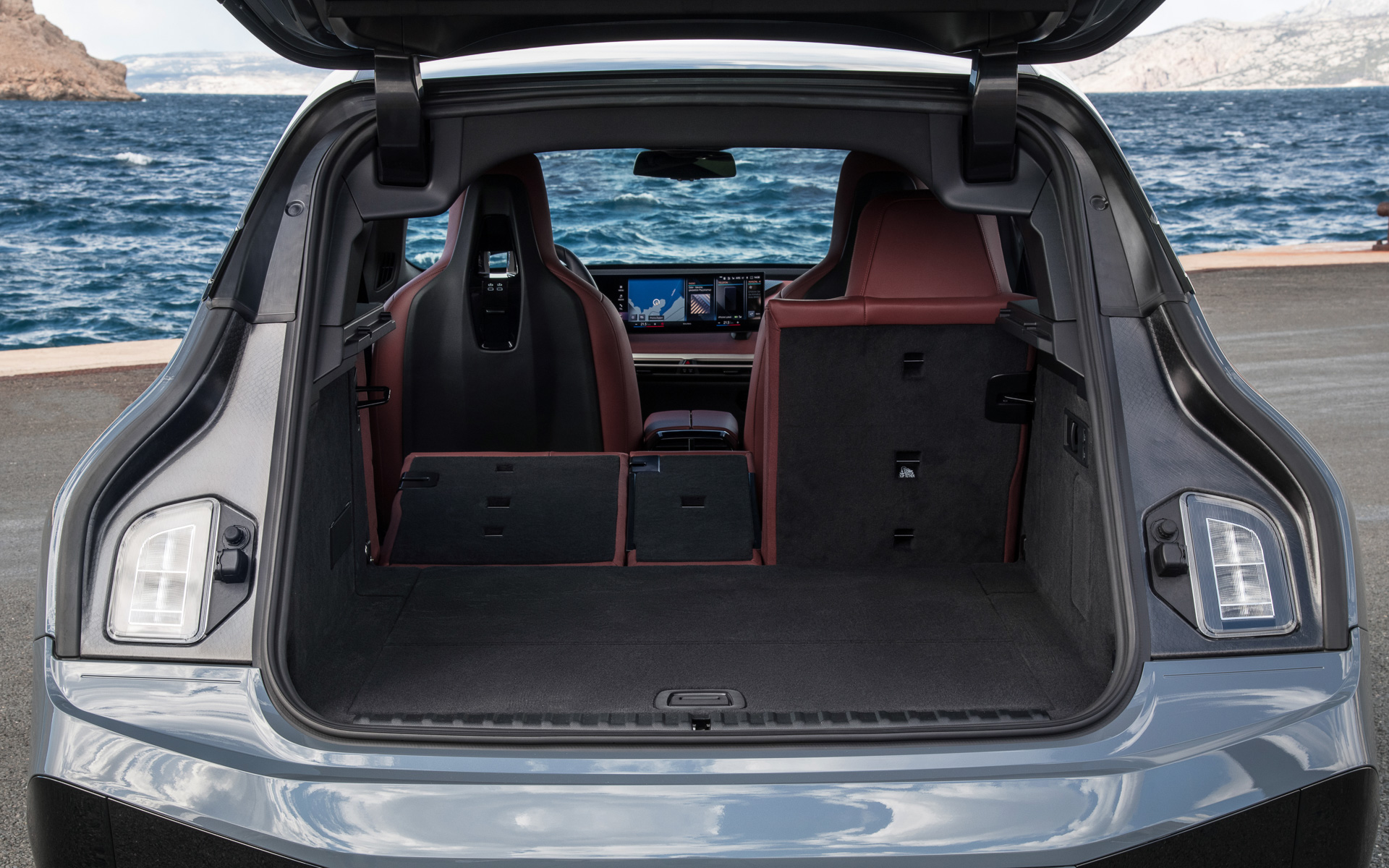 40：20：40分割可倒式の「スルーローディング・システム」を備えるリアシートを採用し、ラゲッジスペース容量は500L～1750L