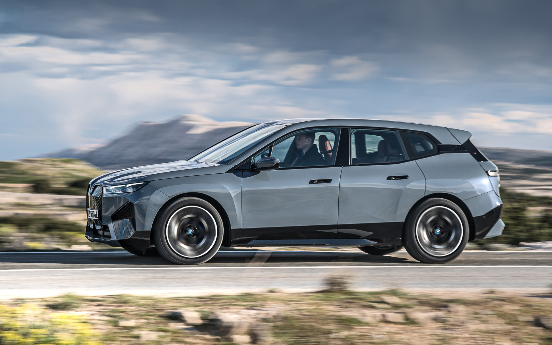 「インテグレイテッド・アクティブ・ステアリング」が状況に応じて後輪操舵を行ない、市街地走行での使い勝手や高速走行中の安定性などを高める