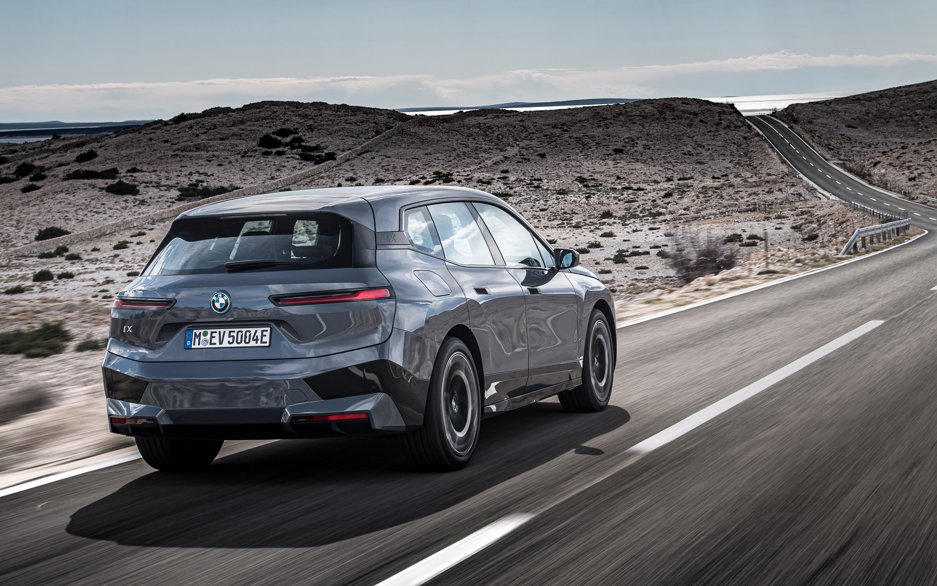 「インテグレイテッド・アクティブ・ステアリング」が状況に応じて後輪操舵を行ない、市街地走行での使い勝手や高速走行中の安定性などを高める