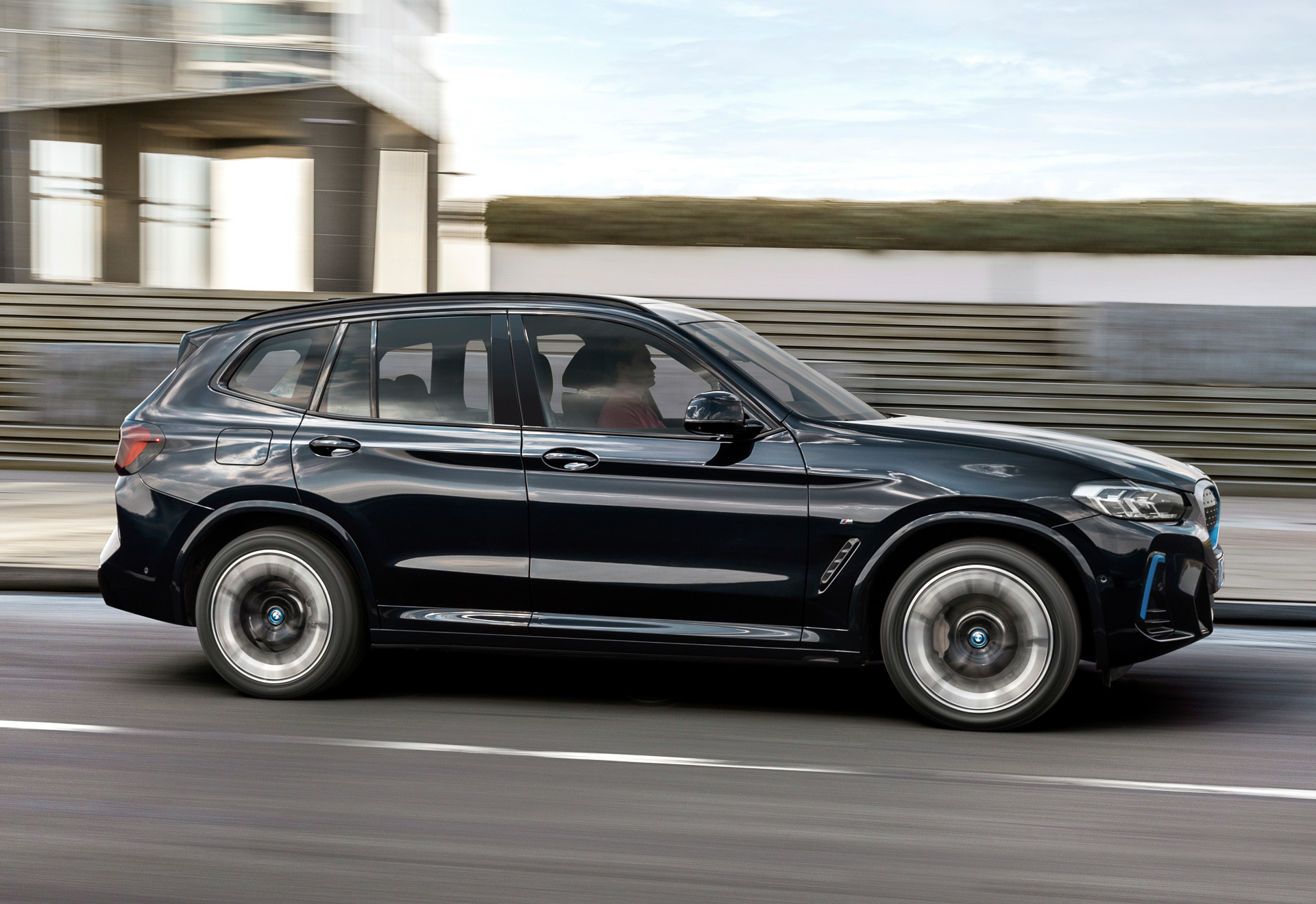 基本的なデザインはX3と同じだが、BMWのブランドロゴやキドニー・グリルなどにブルーのアクセントを使ってBEVであることを主張