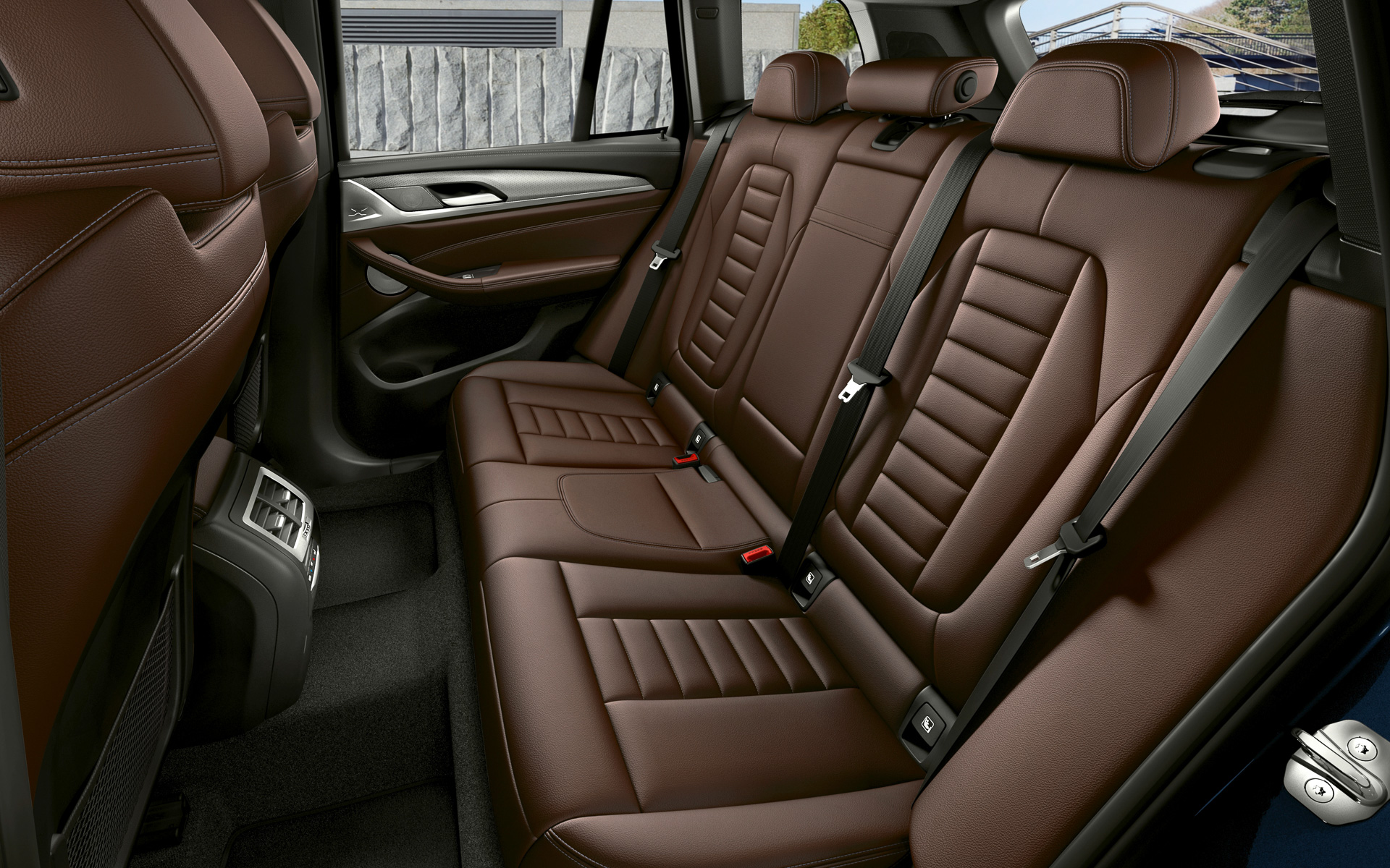 インテリアではスタート/ストップボタン、シフトセレクターの一部などがブルーになっている