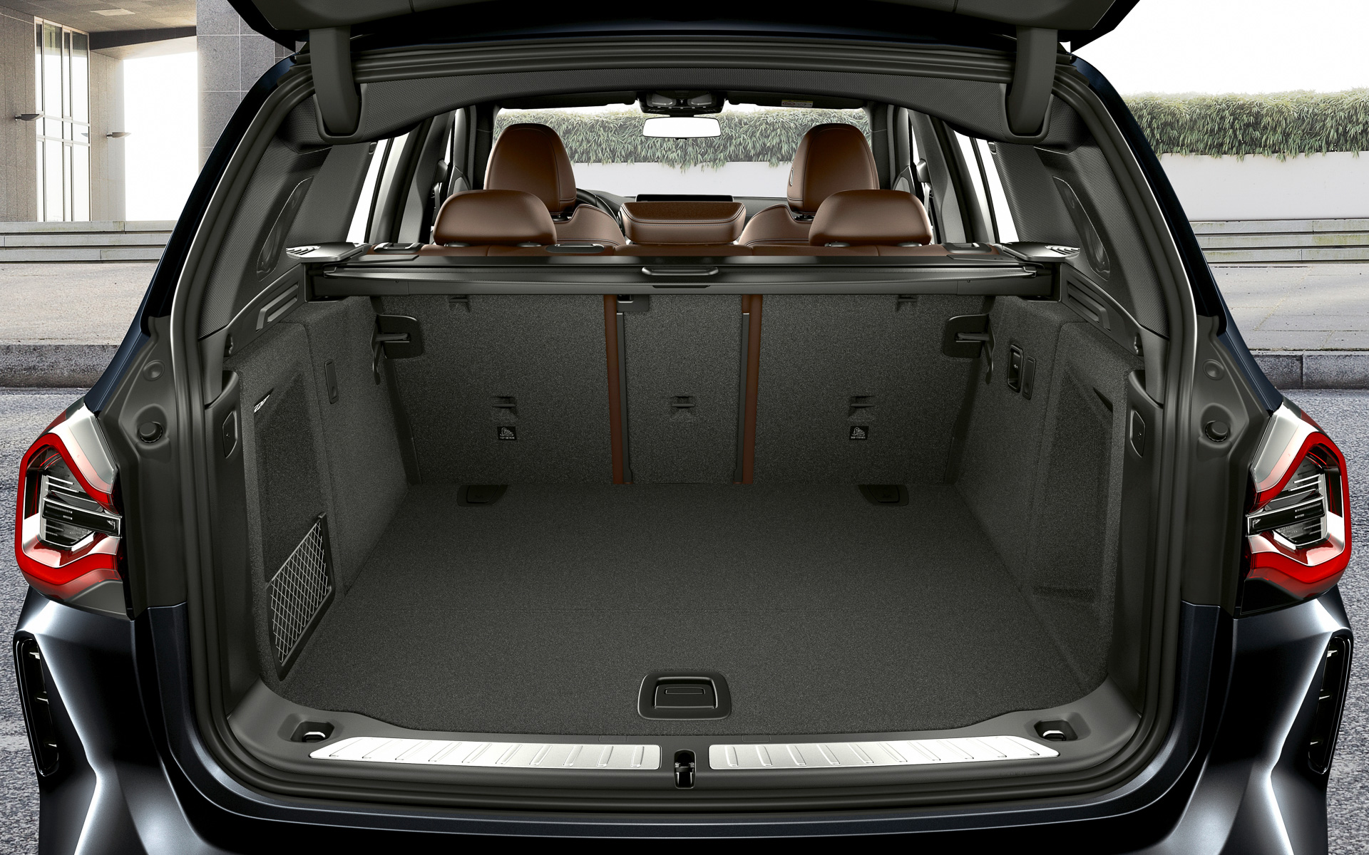 リアシートを前方に倒すことでラゲッジスペース容量を基本の510Lから1560Lまで拡大可能