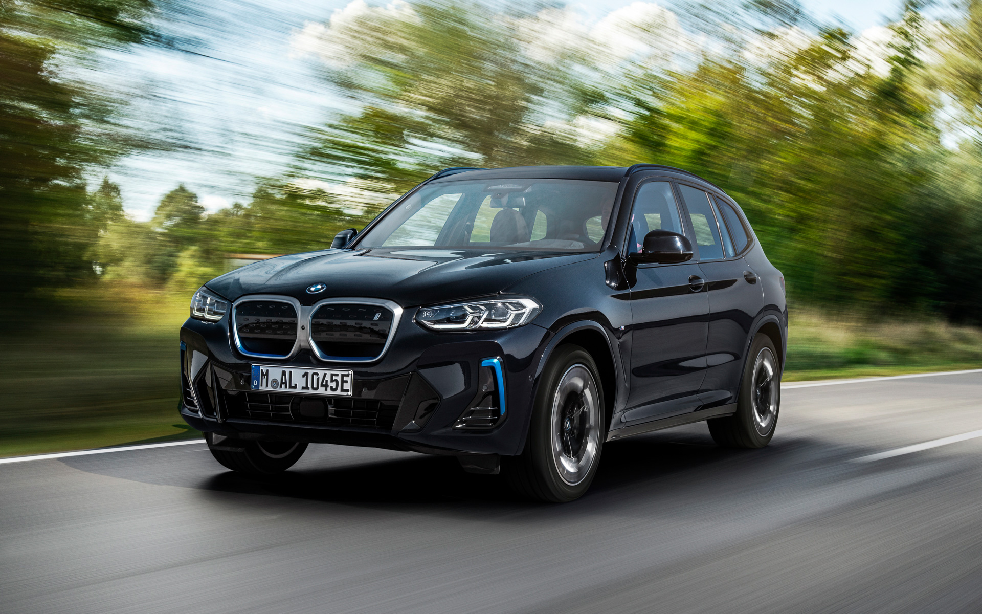 最高出力210kW（286PS）/6000rpm、最大トルク400Nm/0-4500rpmを発生する「HA0001N0型」モーターが後輪を駆動。X3譲りの走行性能を発揮する