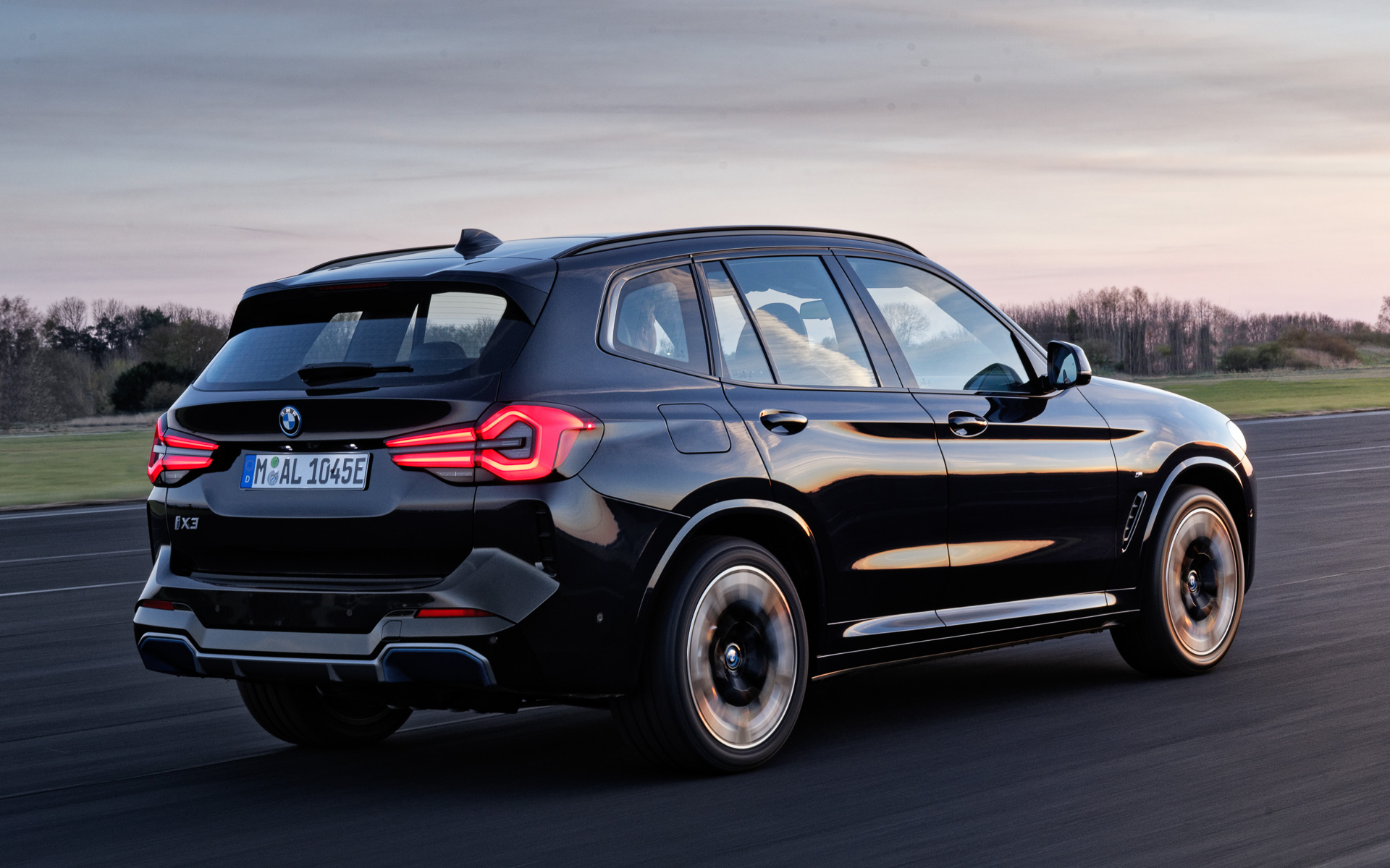 最高出力210kW（286PS）/6000rpm、最大トルク400Nm/0-4500rpmを発生する「HA0001N0型」モーターが後輪を駆動。X3譲りの走行性能を発揮する