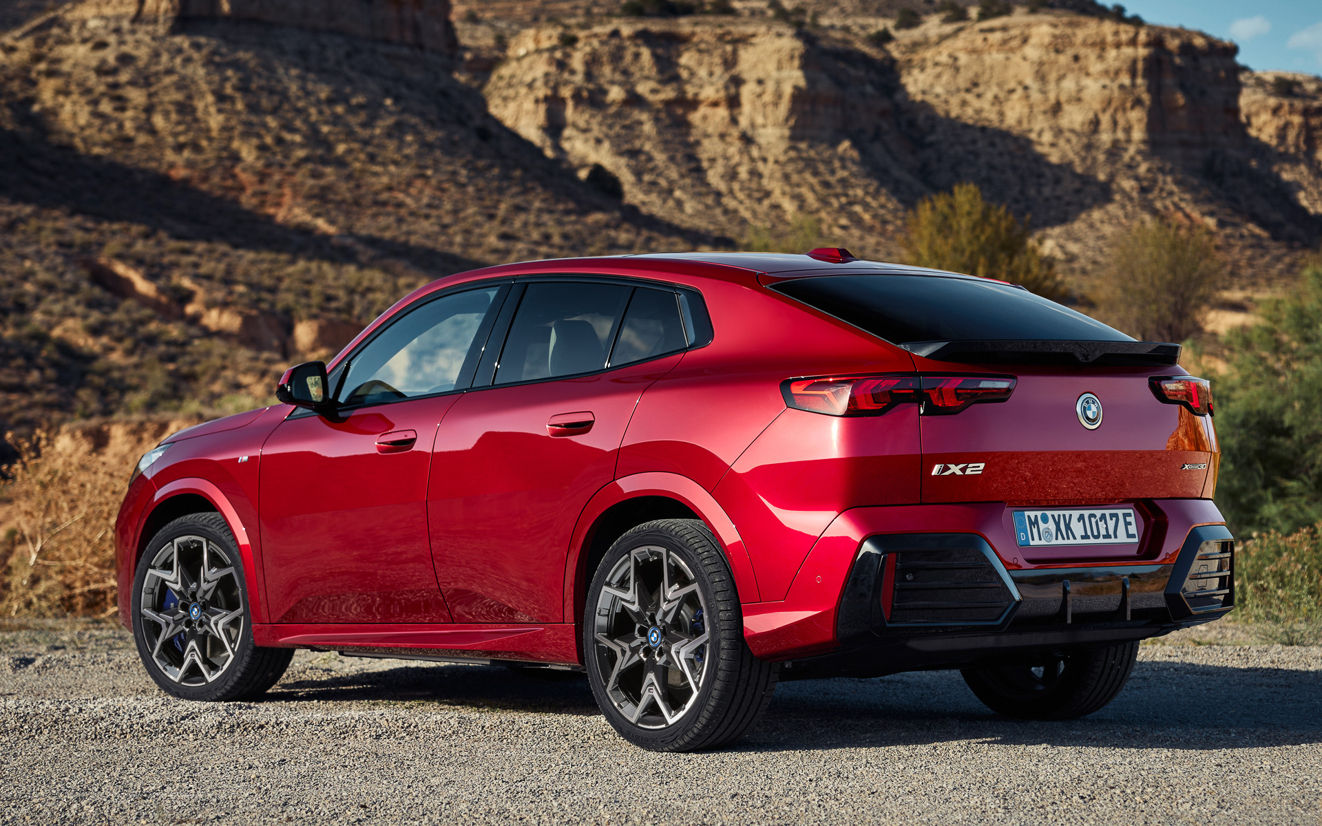 外観デザインは基本的にX2と共通。BEV化を受けてキドニー・グリル内のメッシュグリルがパネルになり、エキゾーストエンドがないリアバンパー下側の形状が変更されている