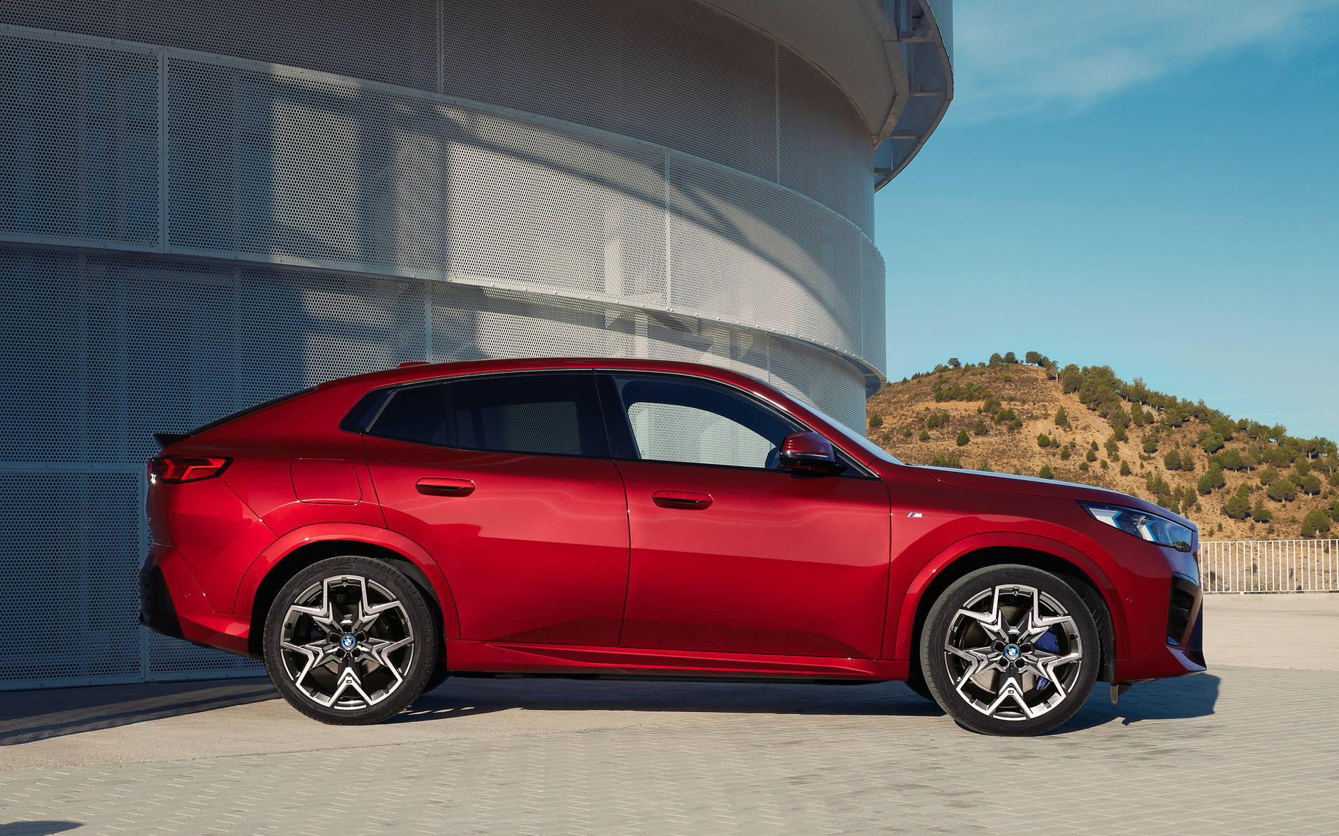 外観デザインは基本的にX2と共通。BEV化を受けてキドニー・グリル内のメッシュグリルがパネルになり、エキゾーストエンドがないリアバンパー下側の形状が変更されている