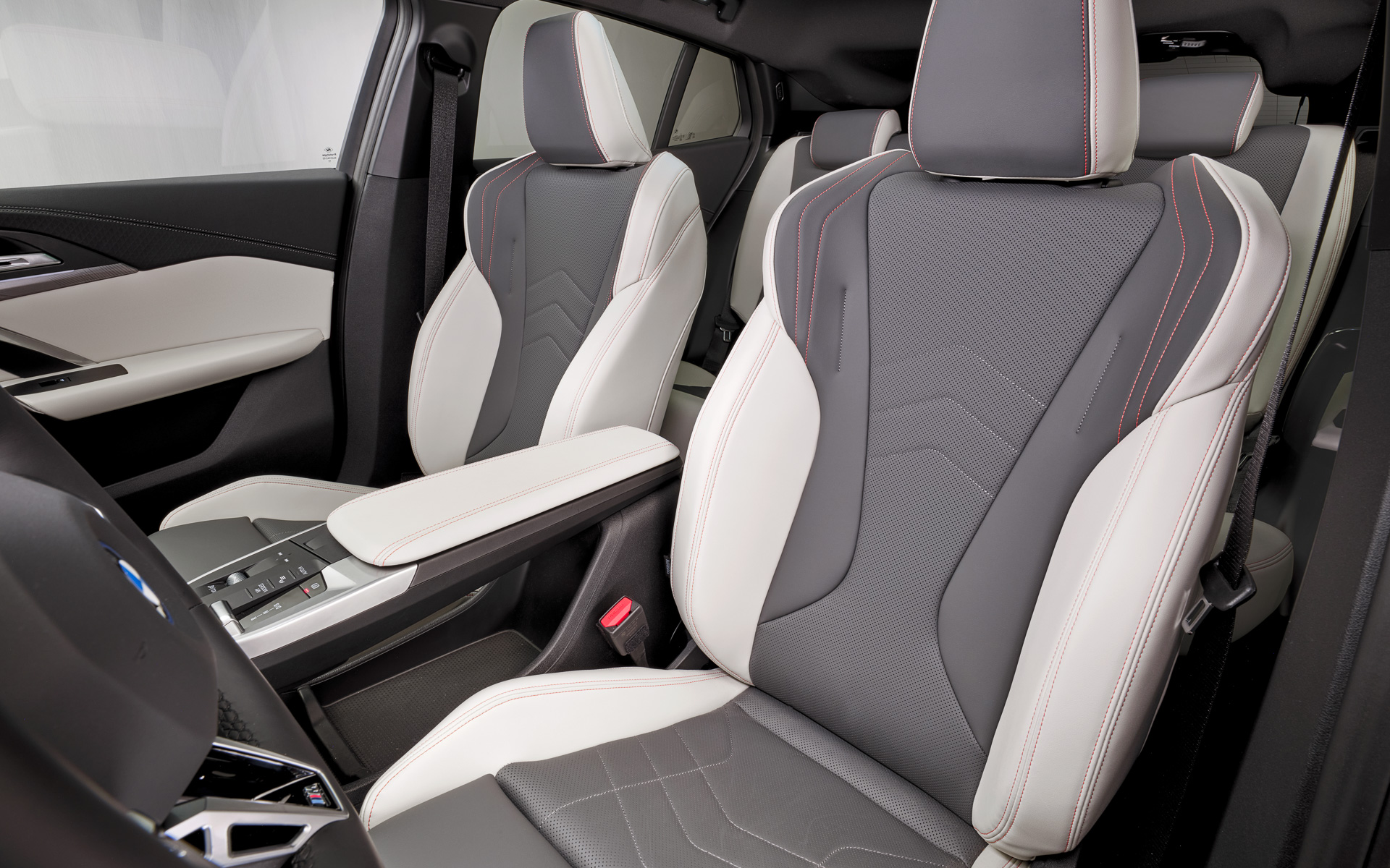 インテリアではレバータイプのシフトセレクターを廃止して、センターアームレストに操作系を集約してモダンな空間を演出