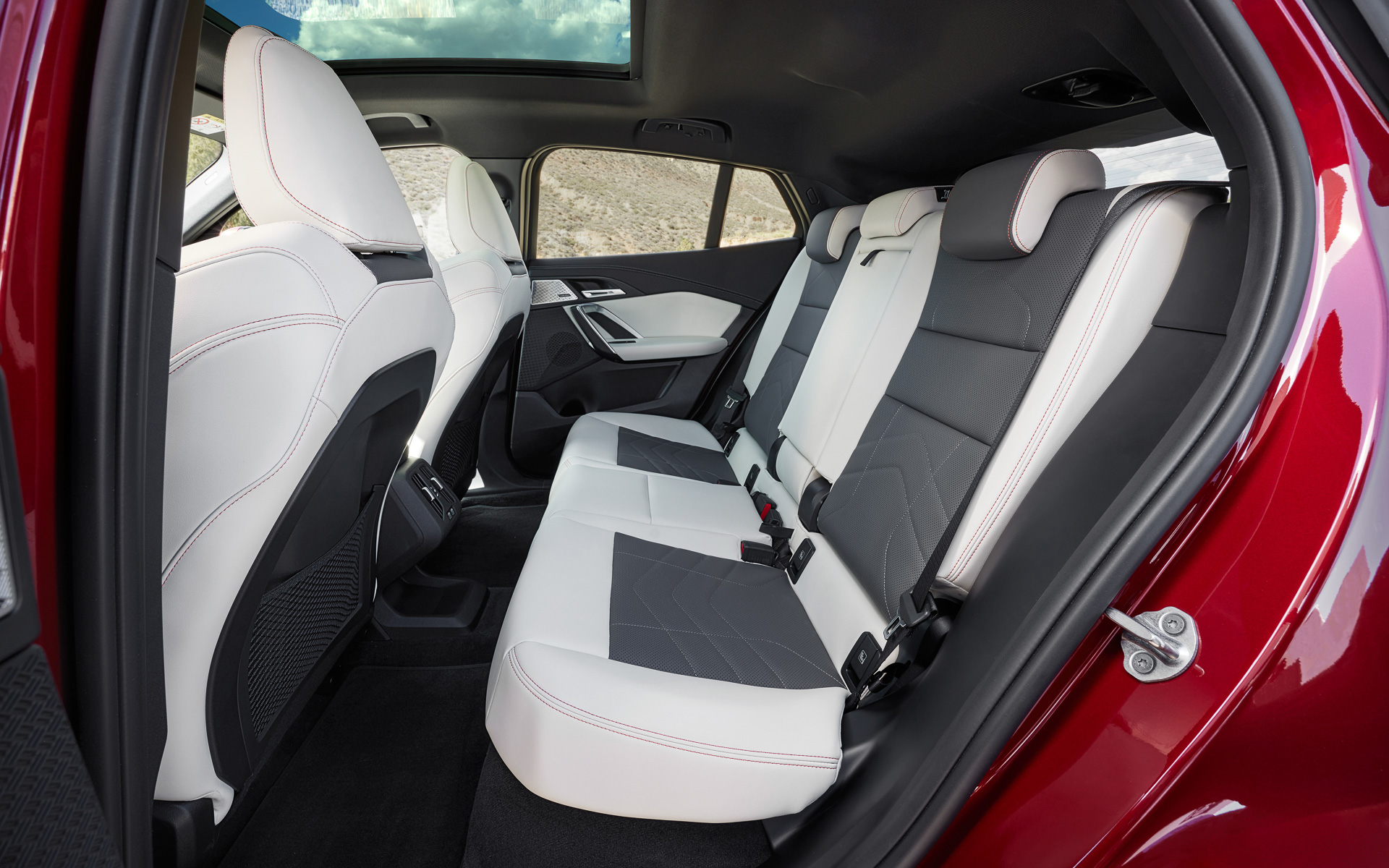 アルカンタラ/ヴェガンザのコンビネーションシートを標準装備。写真はオプション設定の「パーフォレーテッド・ヴェガンザ」（アトラス・グレー/スモーク・ホワイト）